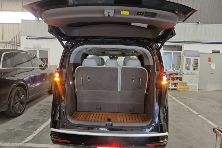 Used Denza D9 2022 DM-i 1040 Prestige Model
