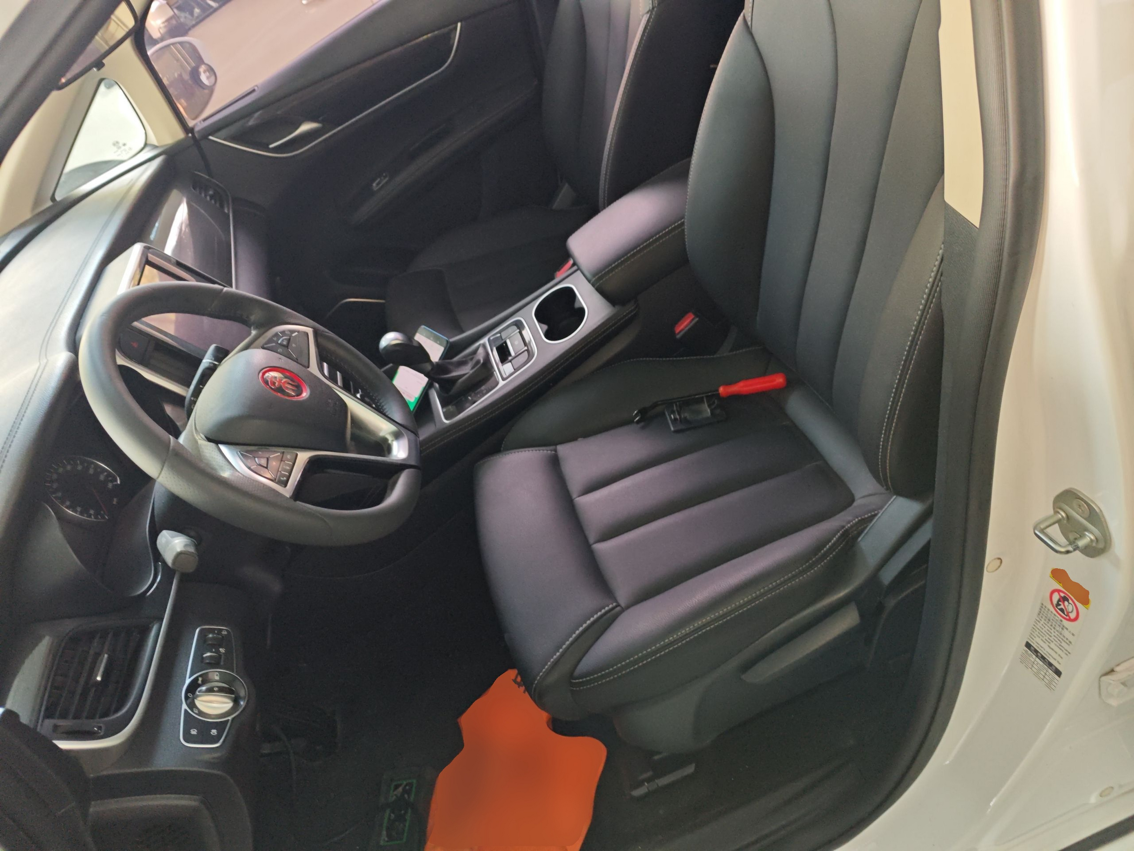 المقاعد الأمامية داخل السيارة