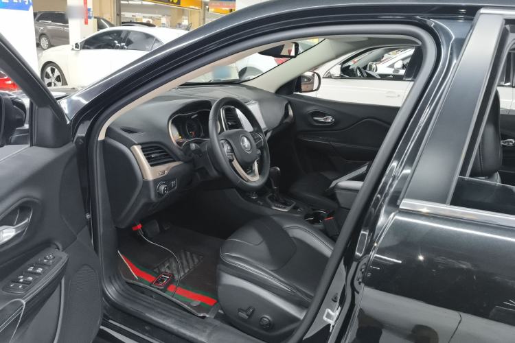 Used  Cherokee 2017 2.4L Professional Edition
