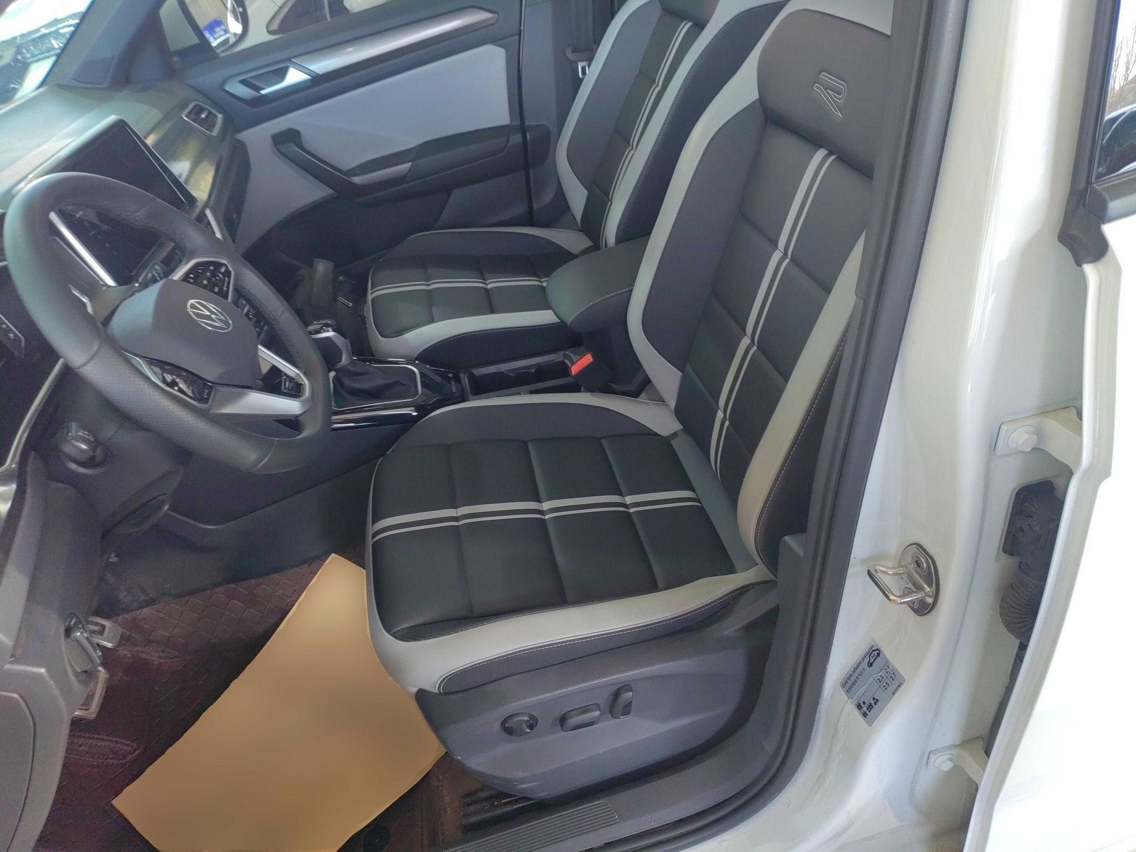 المقاعد الأمامية داخل السيارة