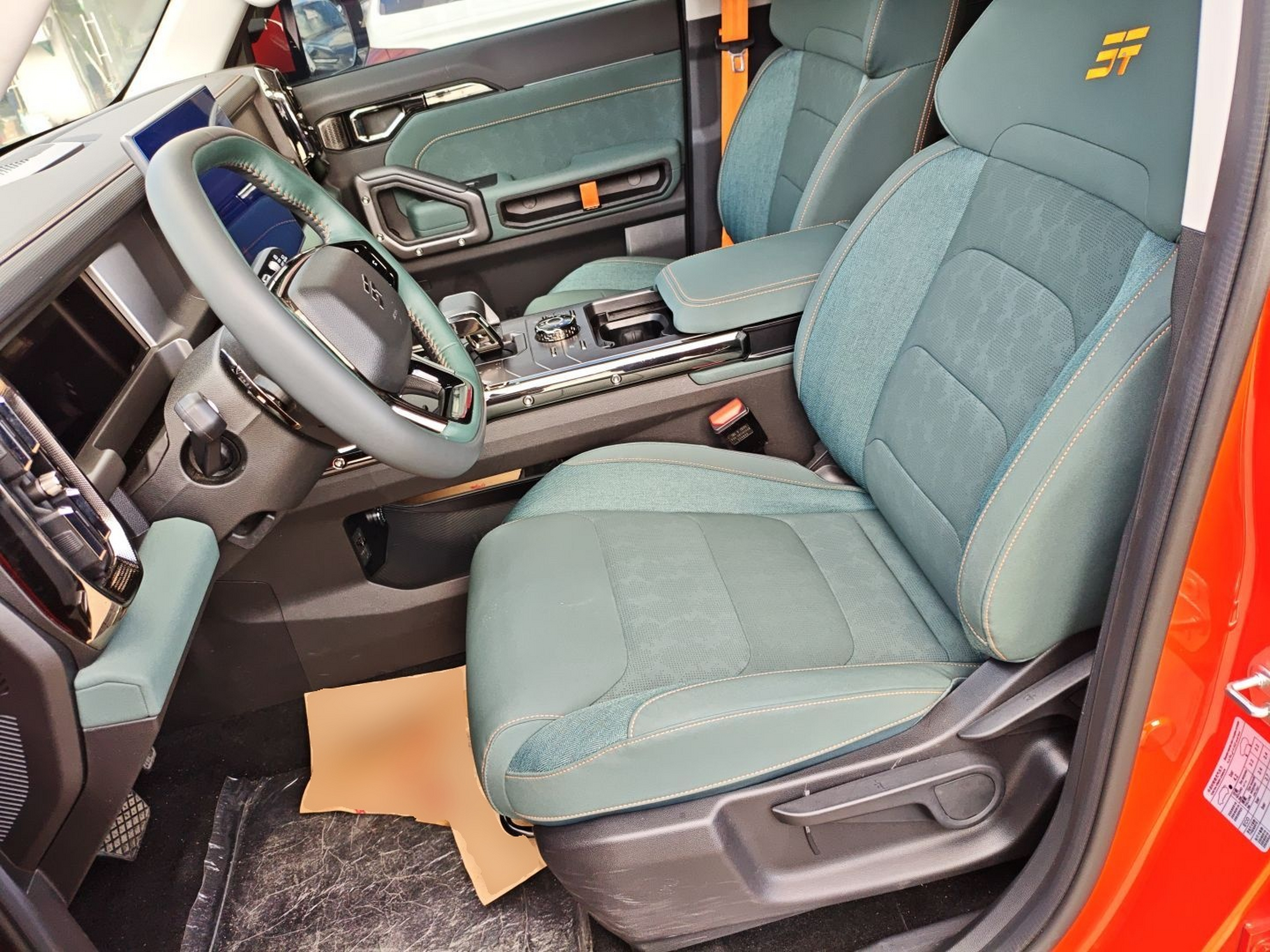 المقاعد الأمامية داخل السيارة