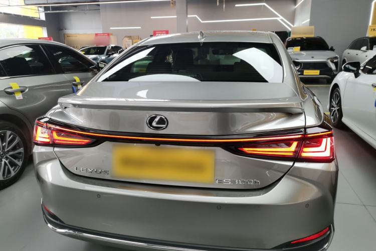 Used Lexus ES 2025 300h Deluxe Edition
