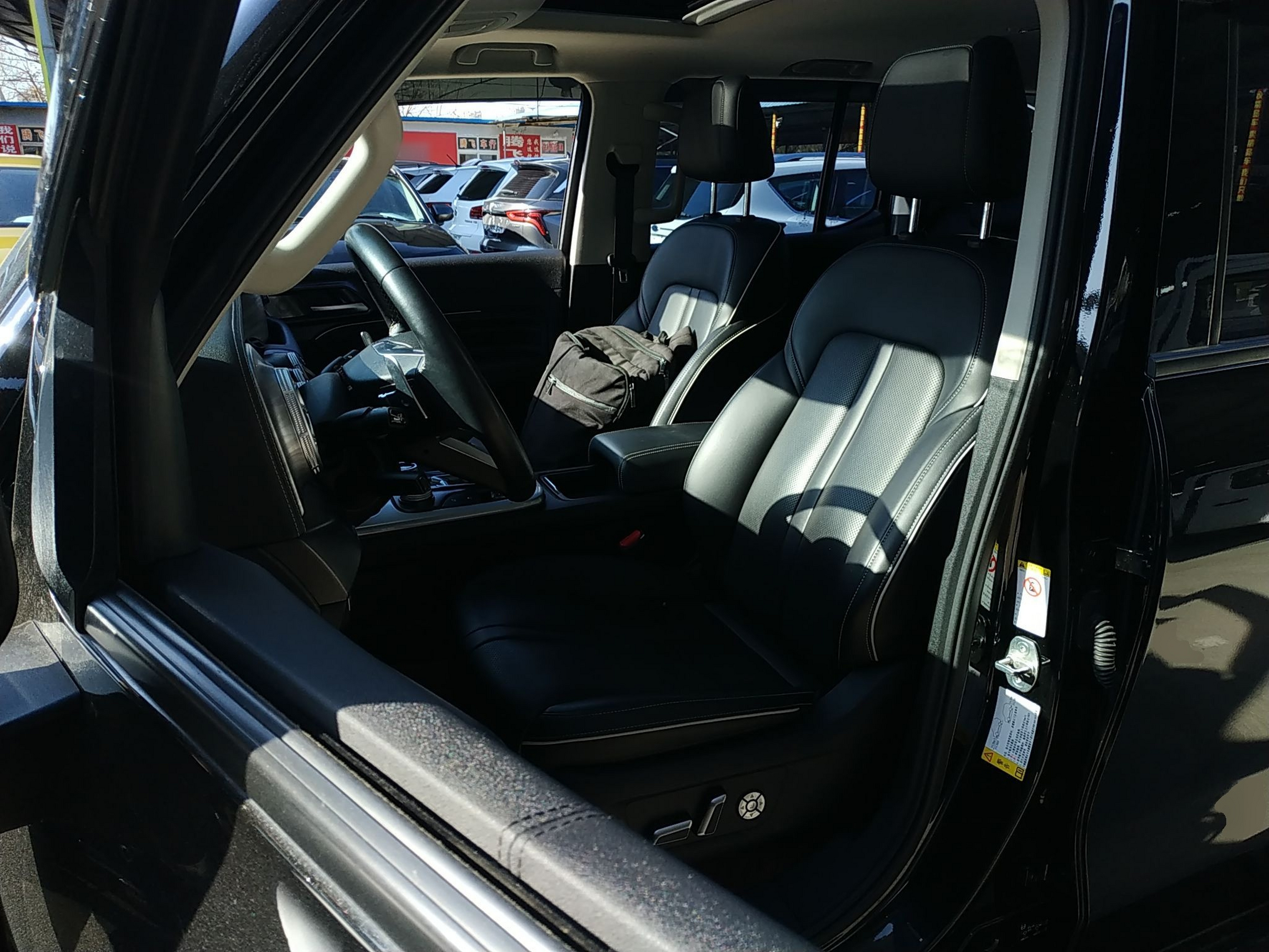 المقاعد الأمامية داخل السيارة