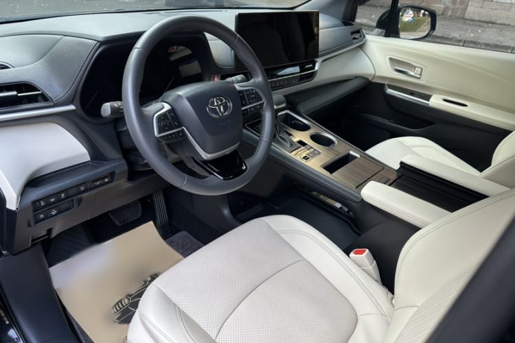 Used Toyota Sienna 2024 2.5L Hybrid Luxury Edition
