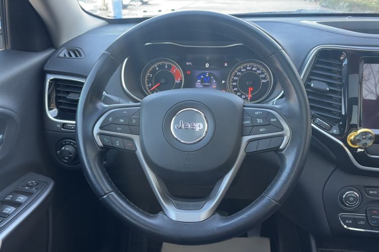 Used  Cherokee 2019 2.0T Two-Wheel Drive Smart Enjoyment Version China V