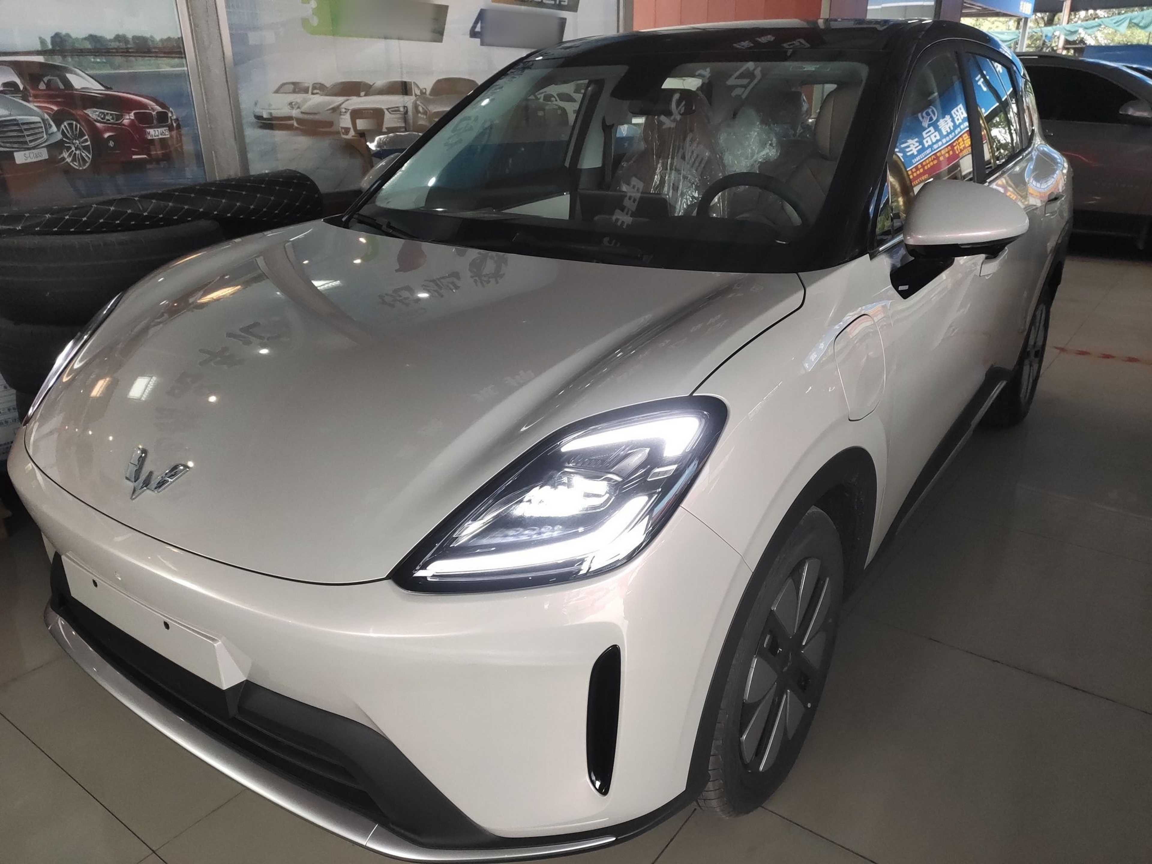 تحت مقدمة السيارة