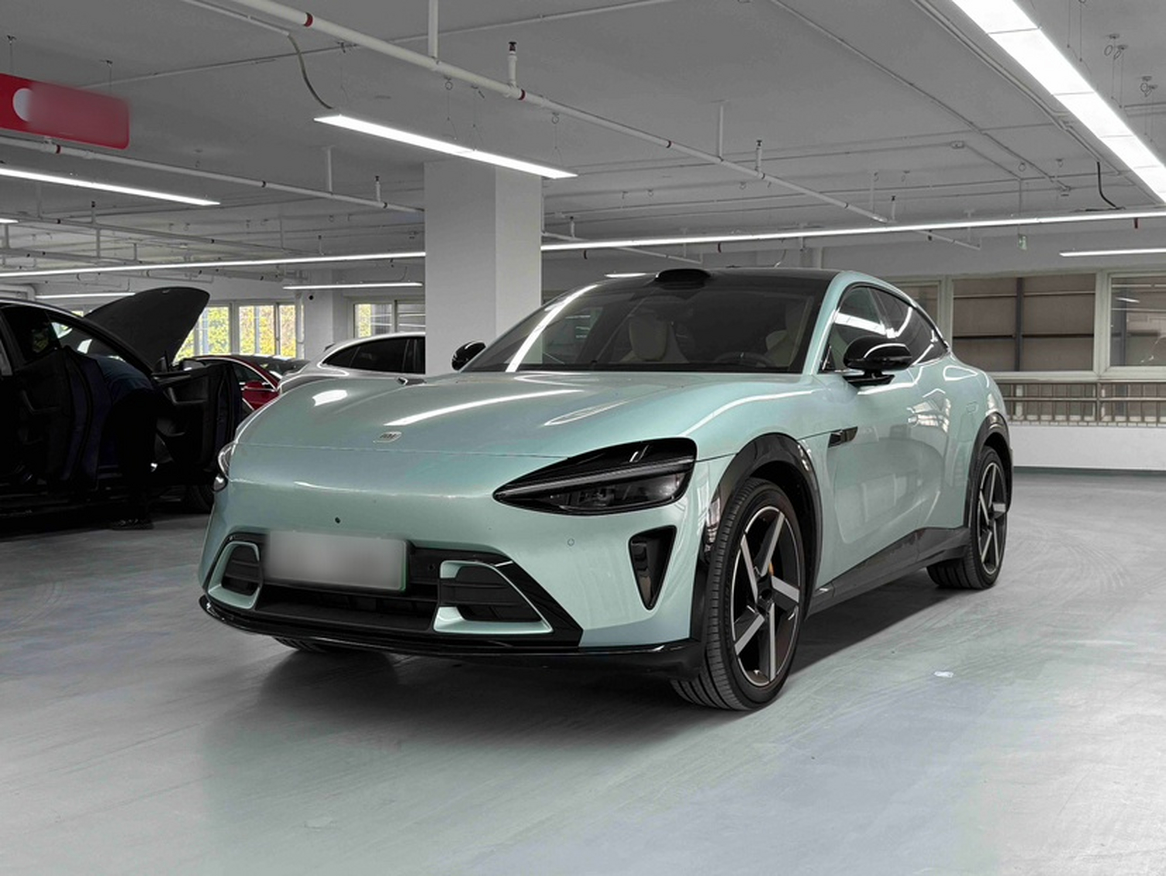 Под передней частью автомобиля