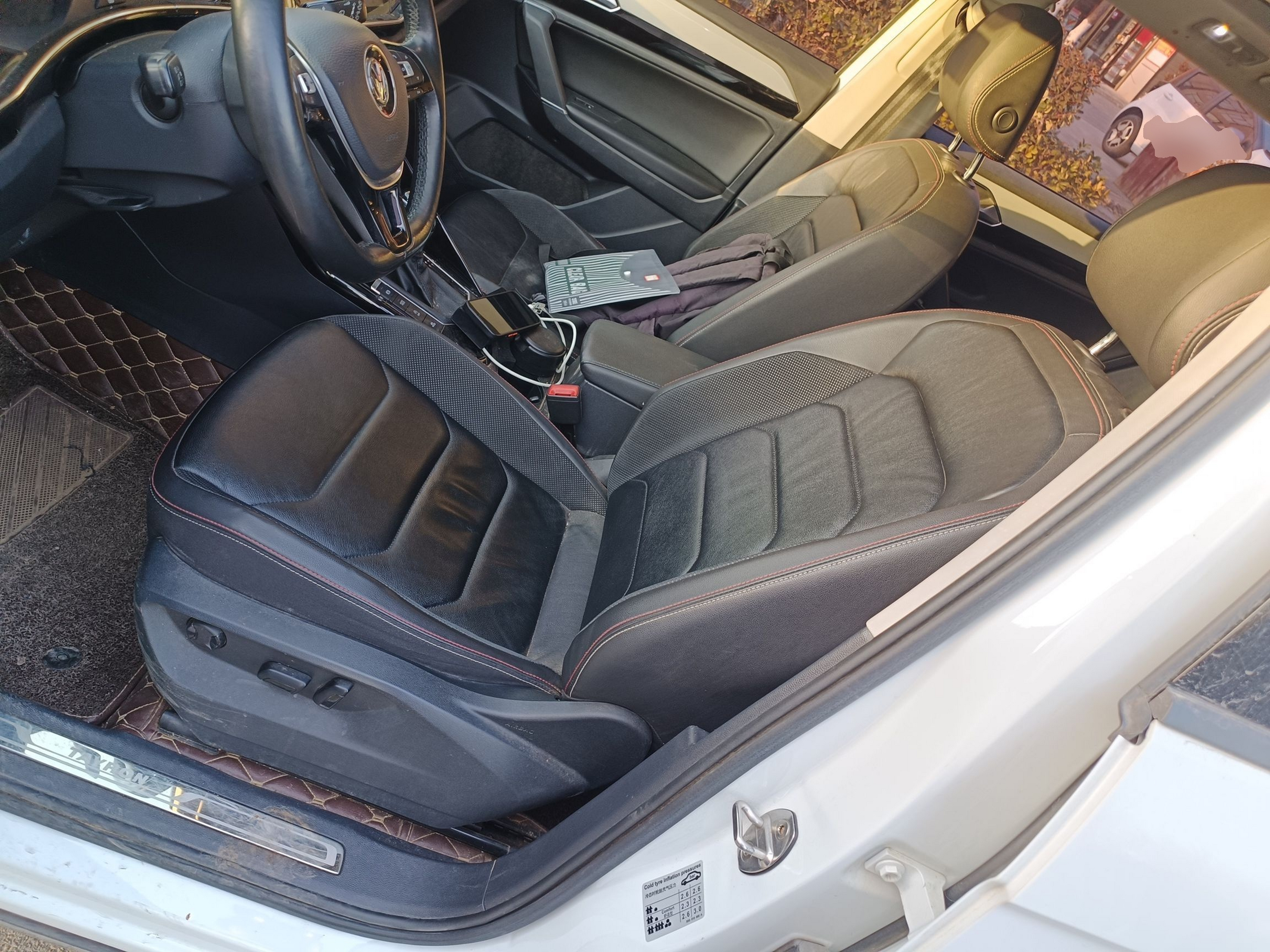 المقاعد الأمامية داخل السيارة