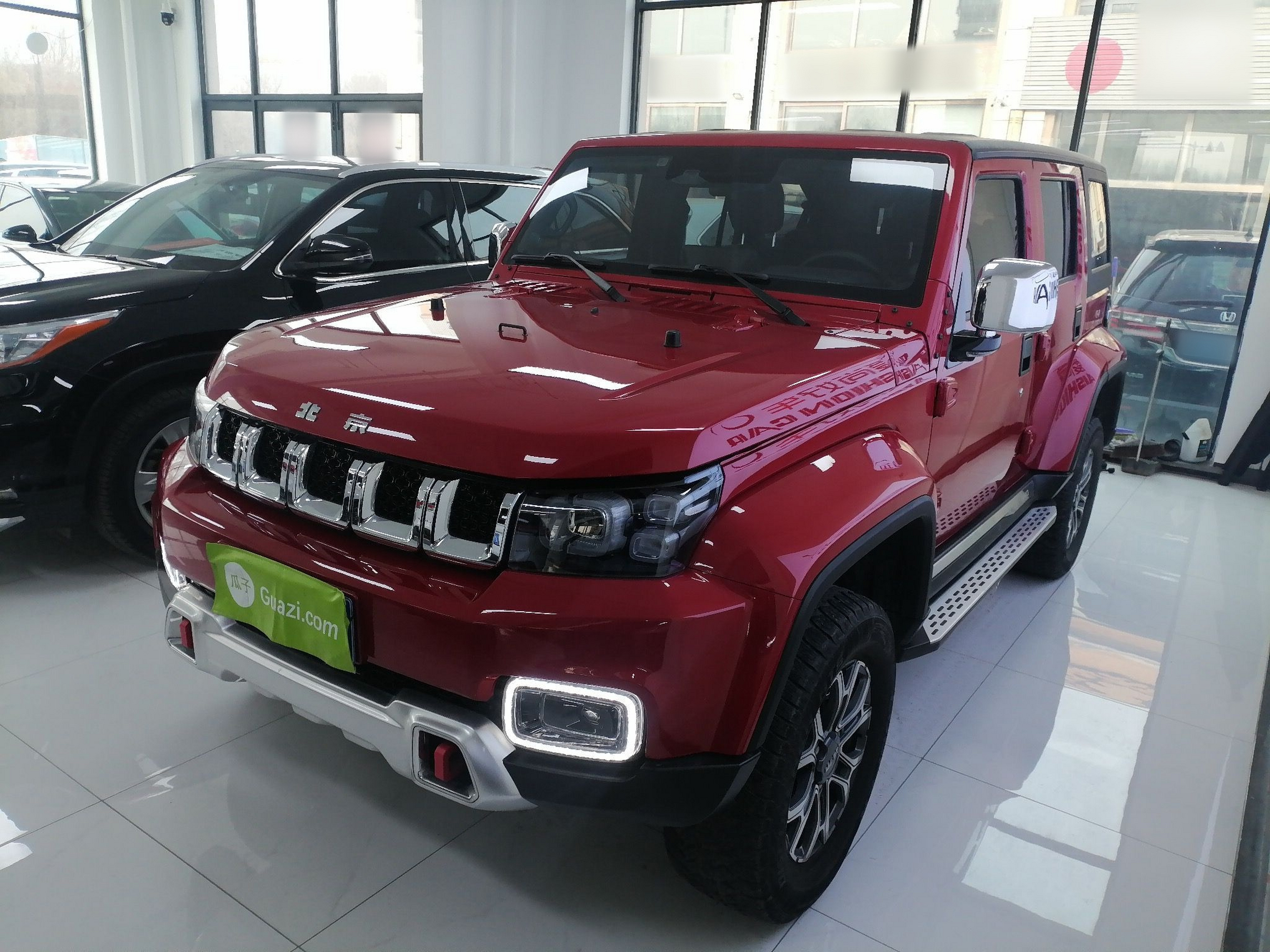 تحت مقدمة السيارة