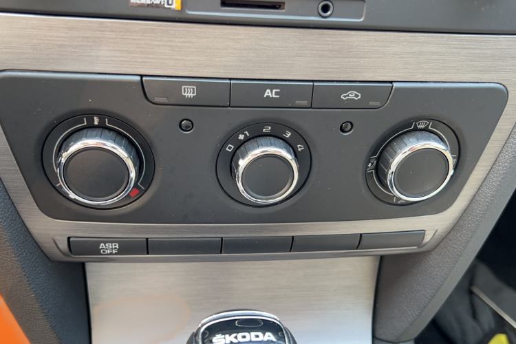 Used Skoda Octavia 2015 Classic Model 1.6L Automatic Yijie Version
