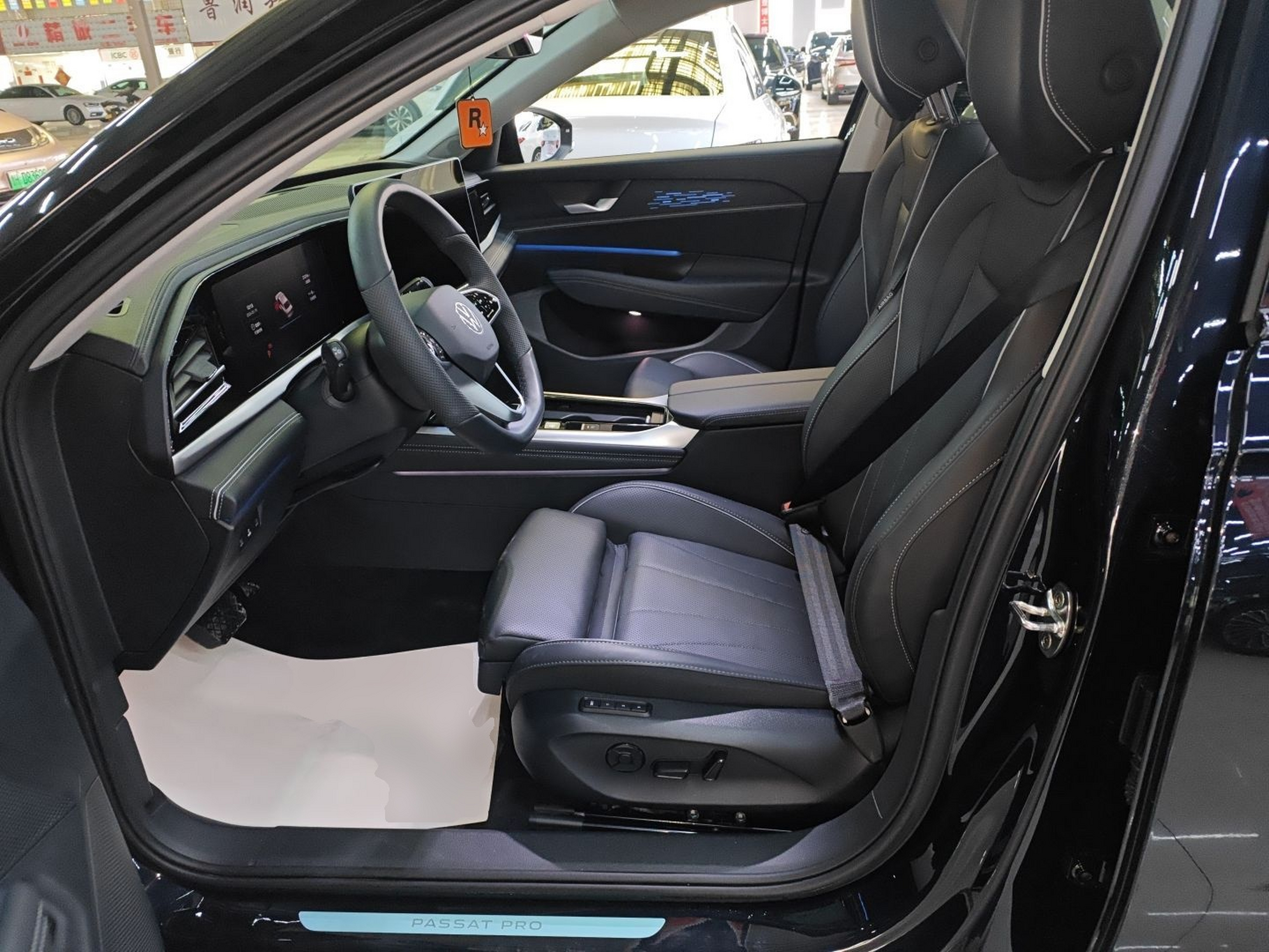 المقاعد الأمامية داخل السيارة