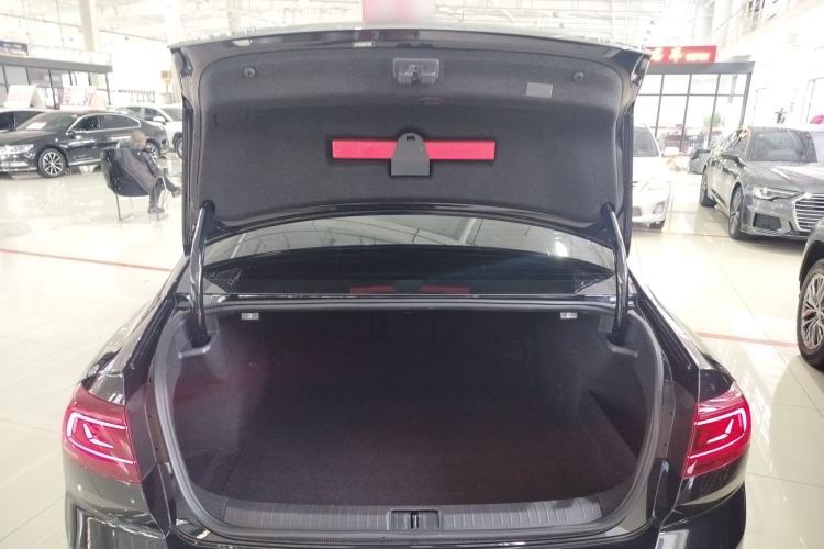 Used Volkswagen Magotan 2023 2 Million Units Limited Edition 330TSI DSG Leading Version
