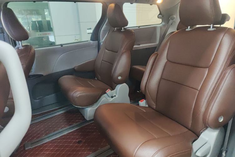 Used Toyota Sienna 2018 3.5L Four-Wheel Drive LE Trim 7 Seats U.S. Specification