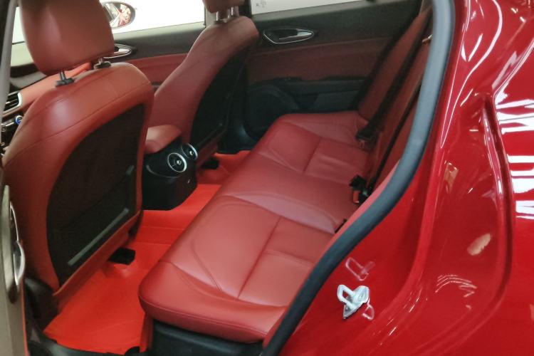 Used Alfa Romeo Giulia 2017 2.0T 200HP Luxury Edition
