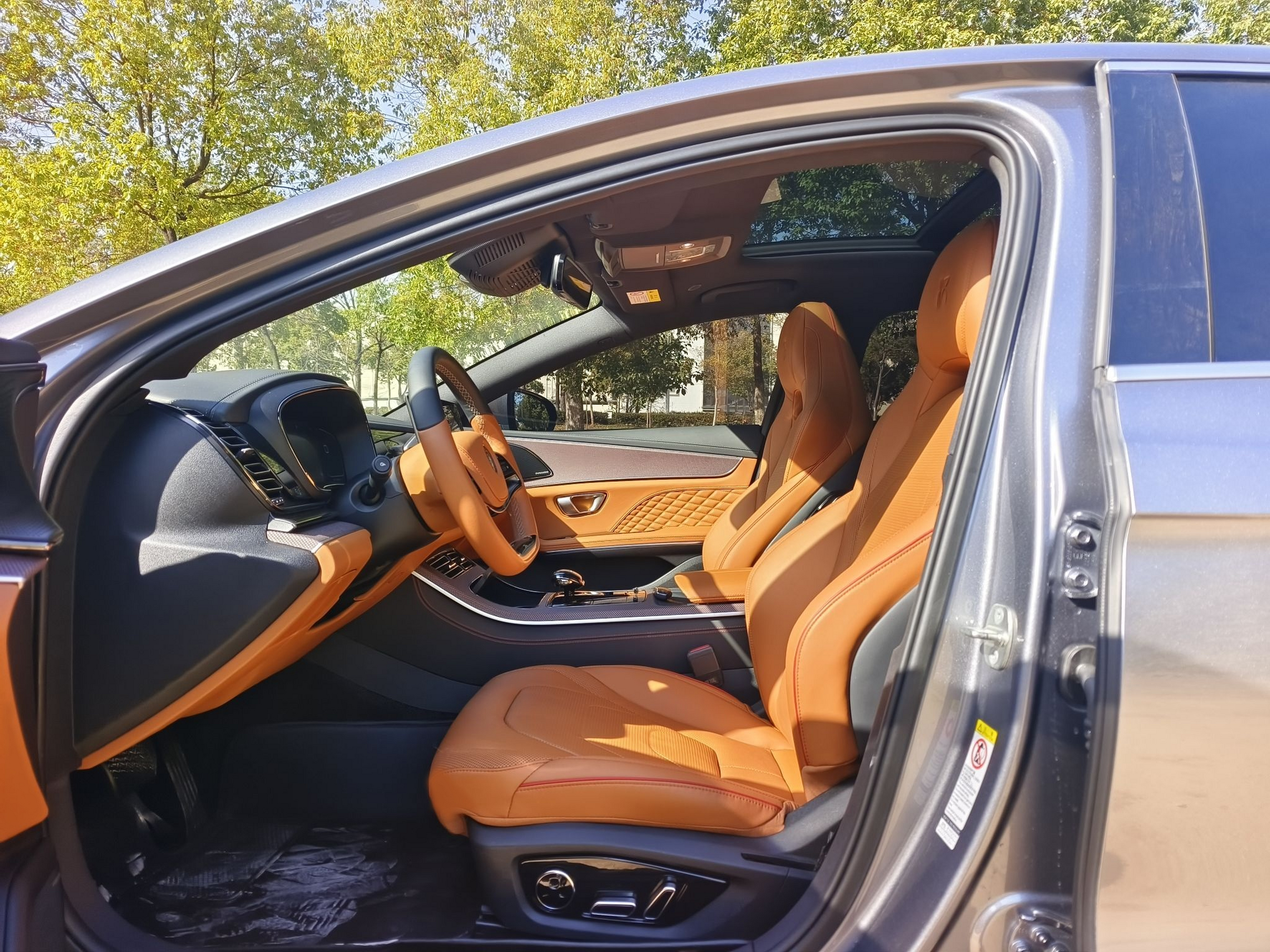 Переднее сиденье в автомобиле