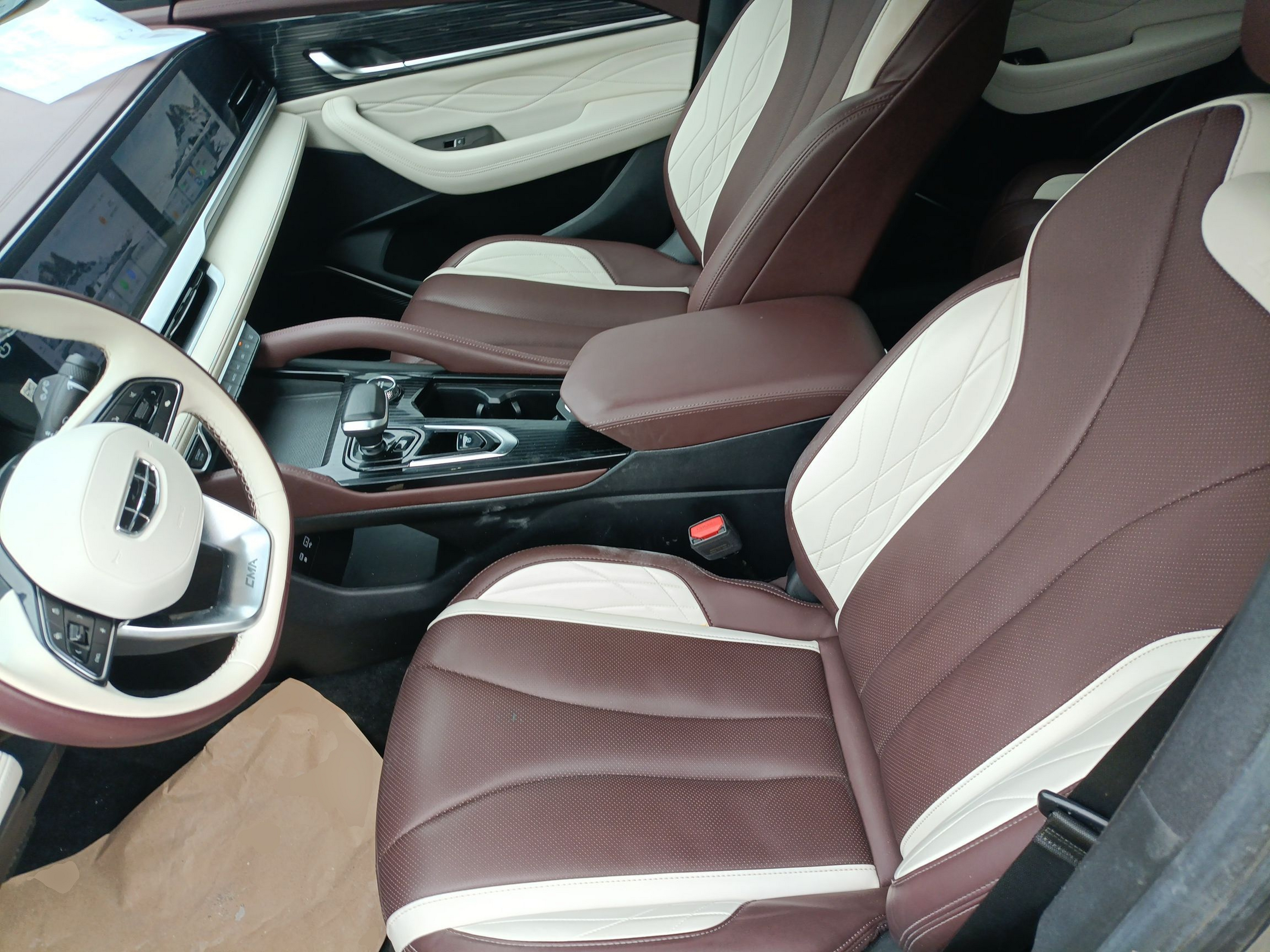 المقاعد الأمامية داخل السيارة