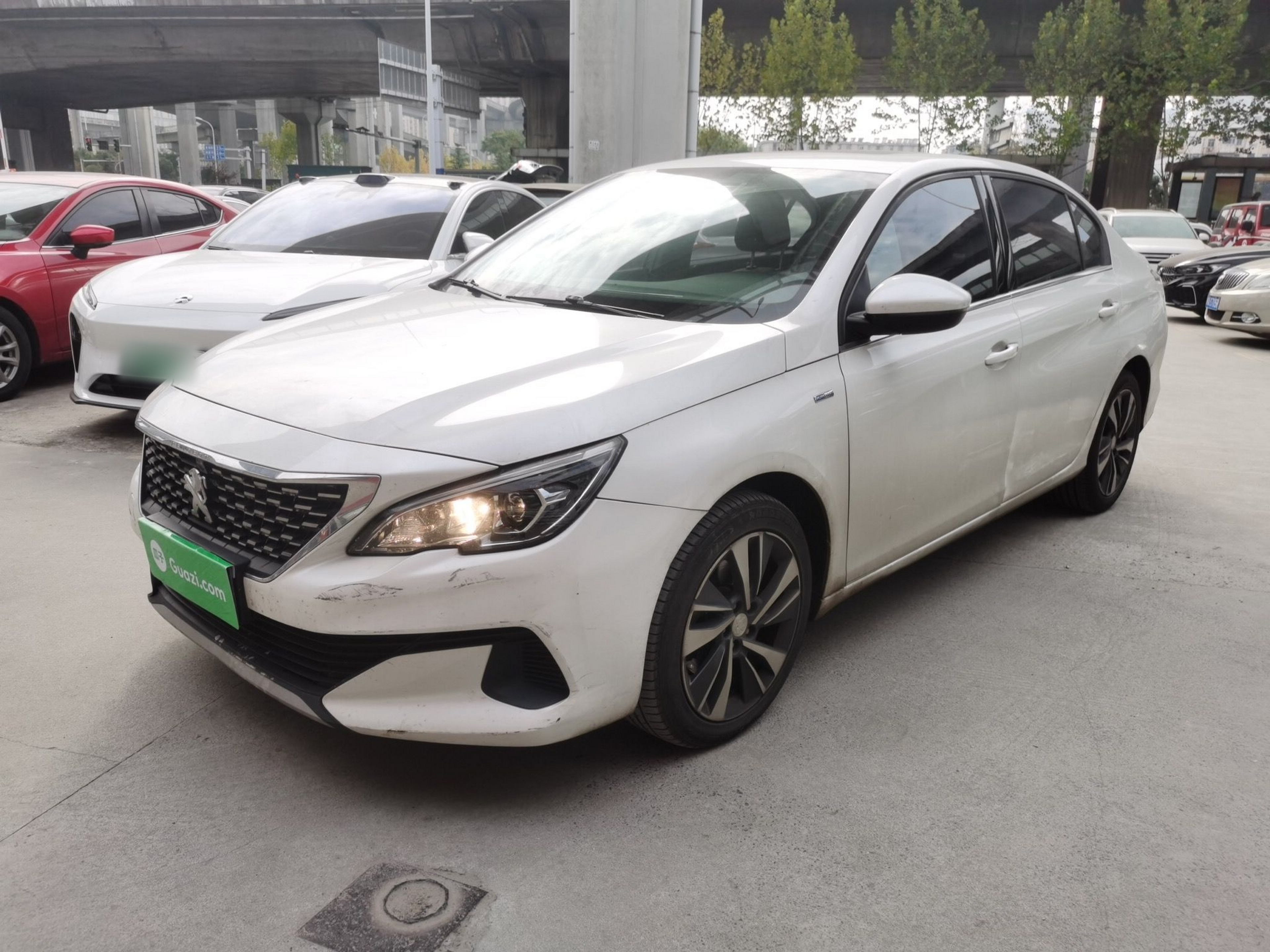 Под передней частью автомобиля