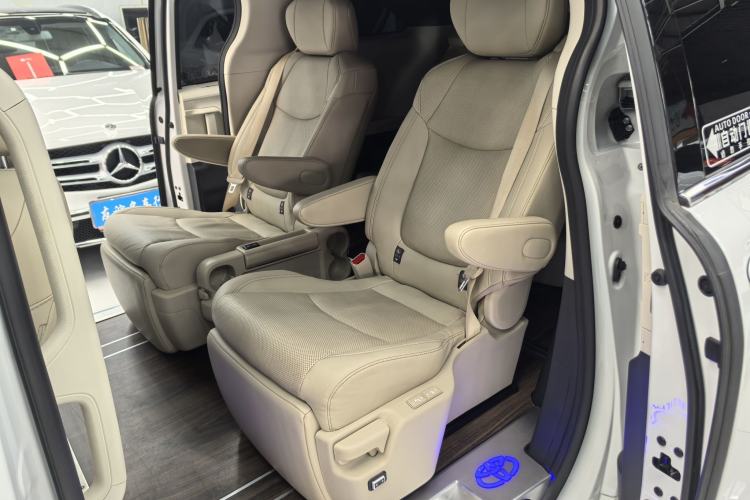 Used Toyota Sienna 2023 2.5L Hybrid Deluxe Edition
