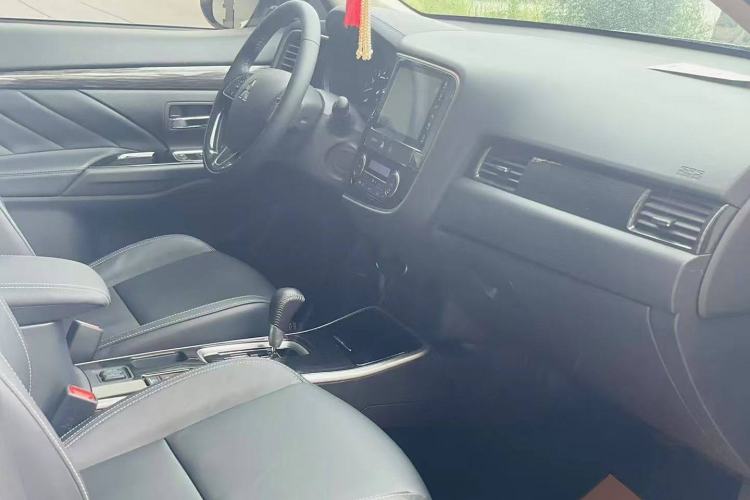 Used Mitsubishi Outlander 2020 2.0L Two-Wheel Drive Comfort Edition 7-Seater
