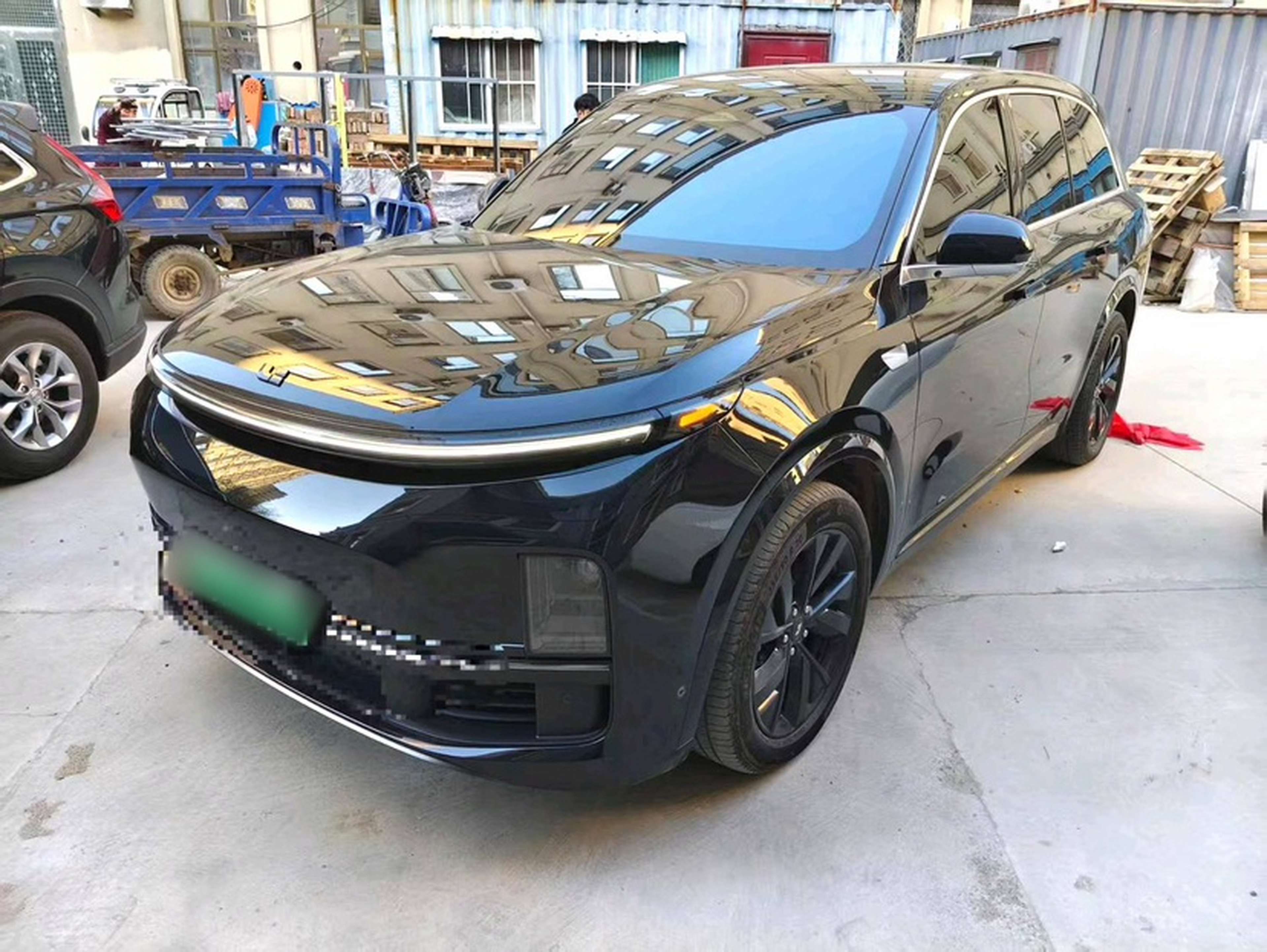 Под передней частью автомобиля