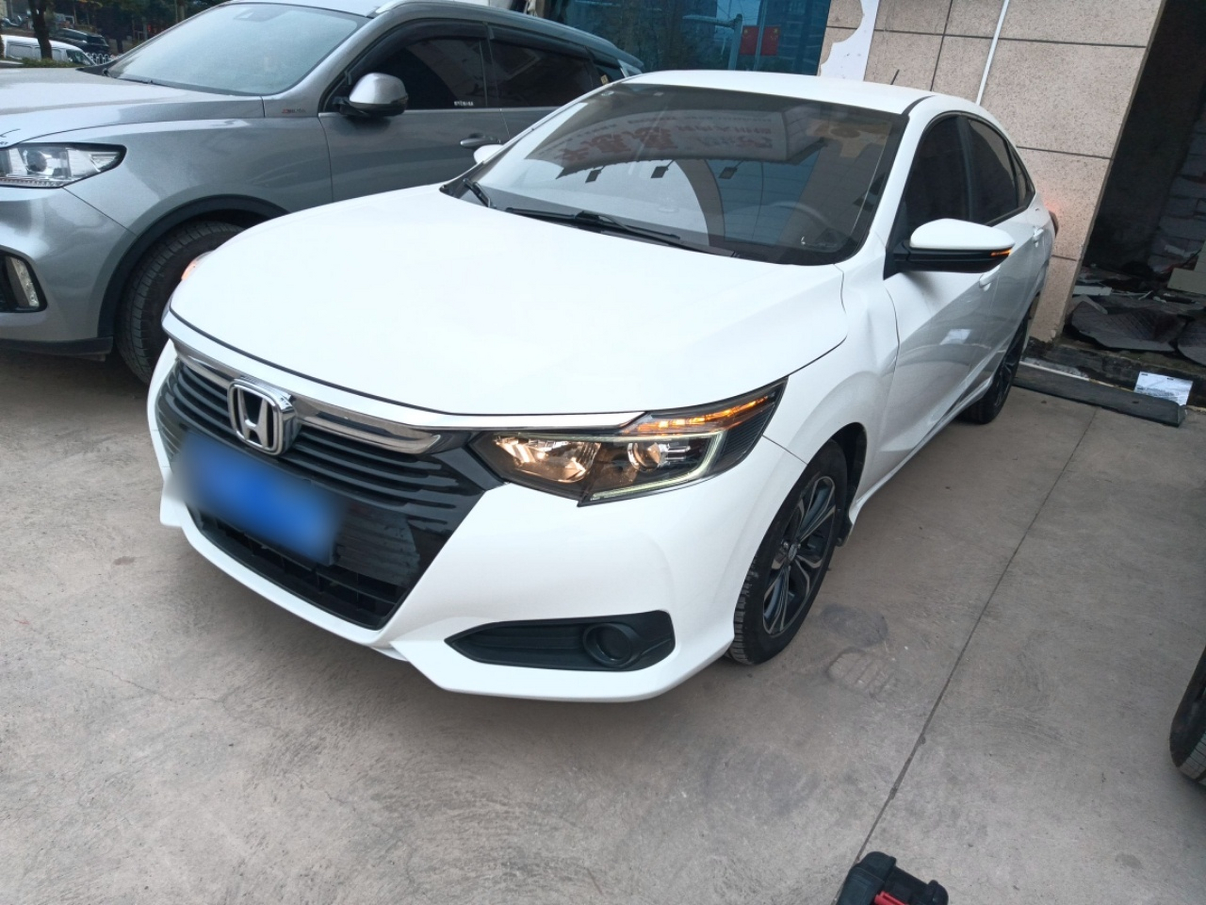 Под передней частью автомобиля