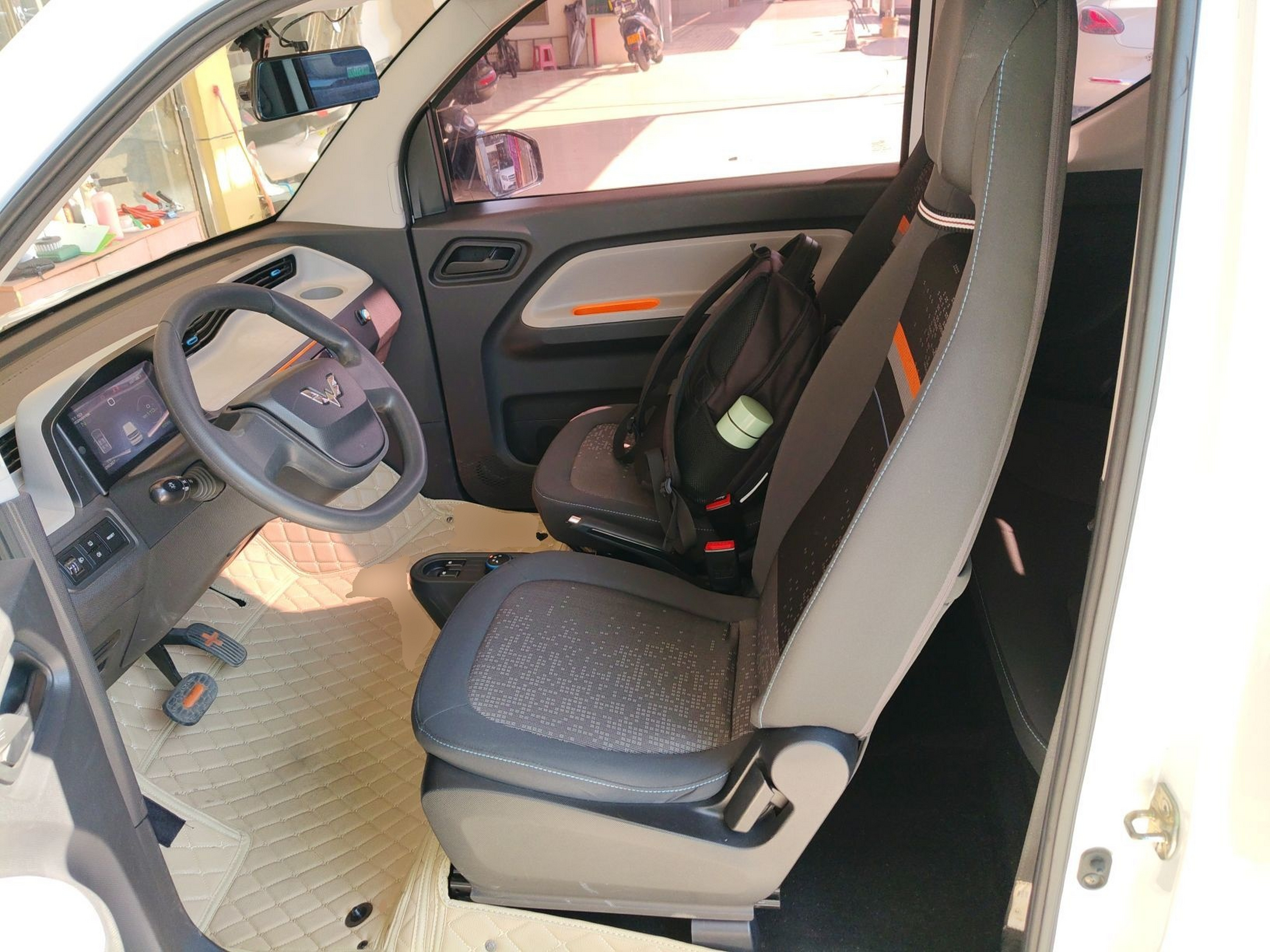 Переднее сиденье в автомобиле