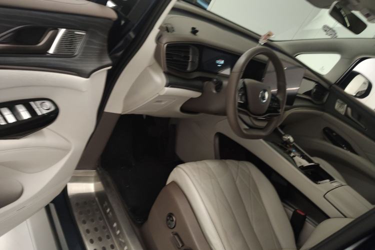 Used Denza D9 2022 DM-i 970 Four-Wheel Drive Flagship Model
