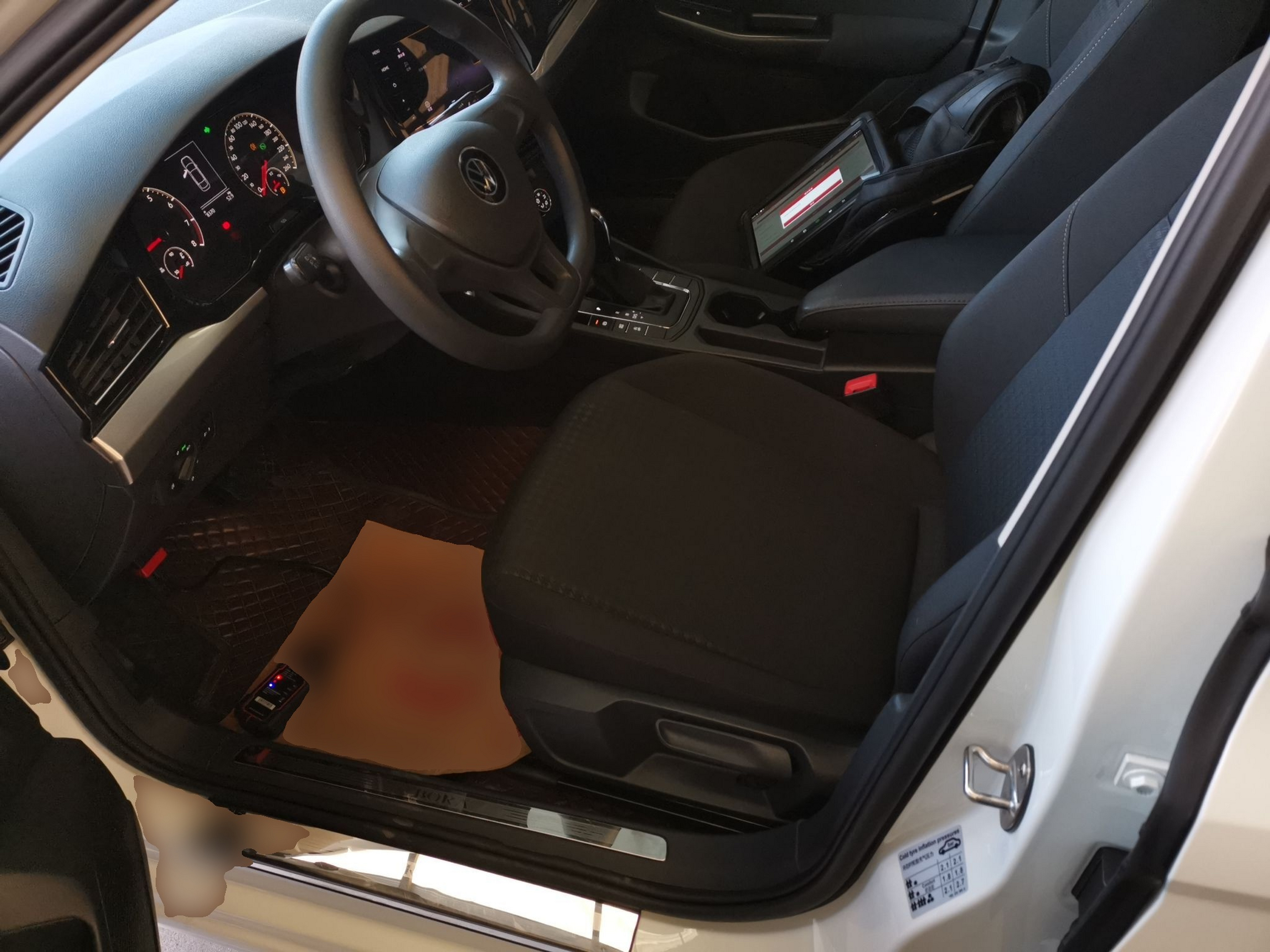 المقاعد الأمامية داخل السيارة