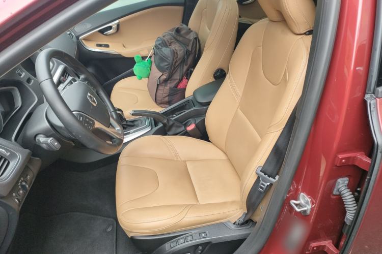 Used Volvo V40 2017 T3 Zhiyi Edition
