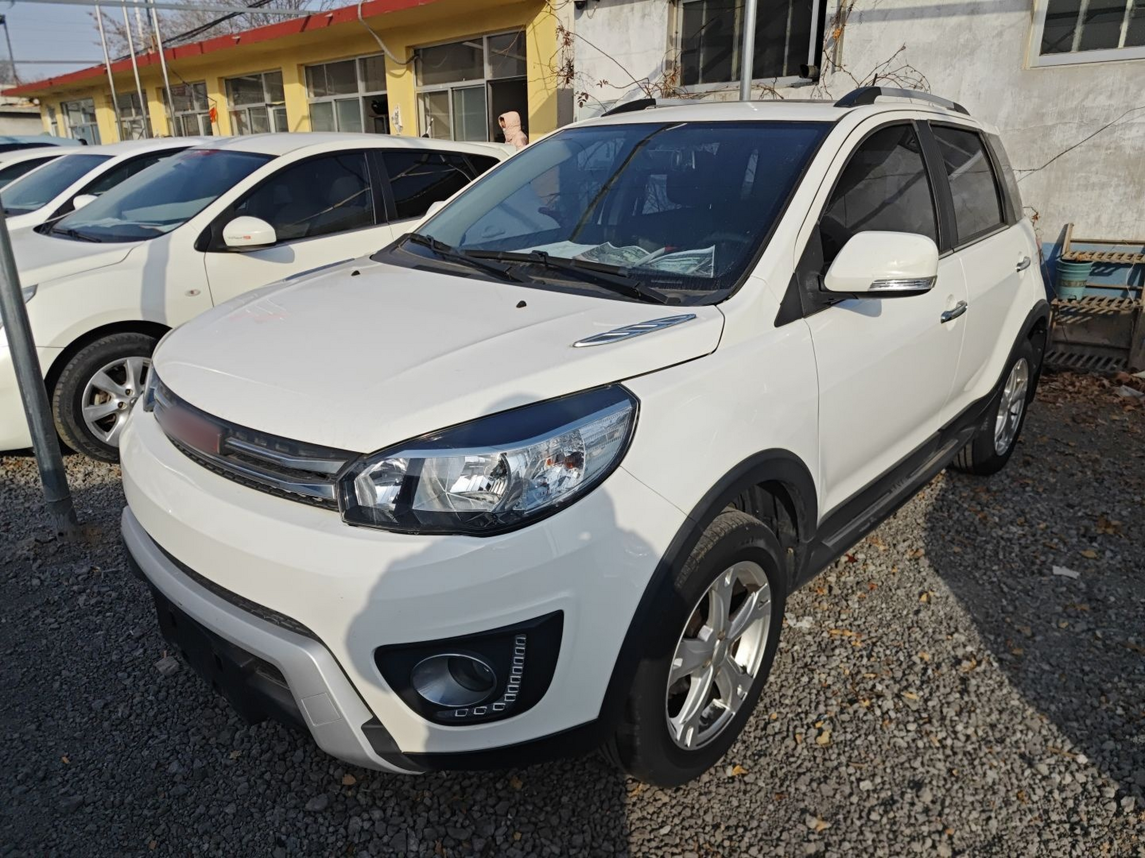 تحت مقدمة السيارة