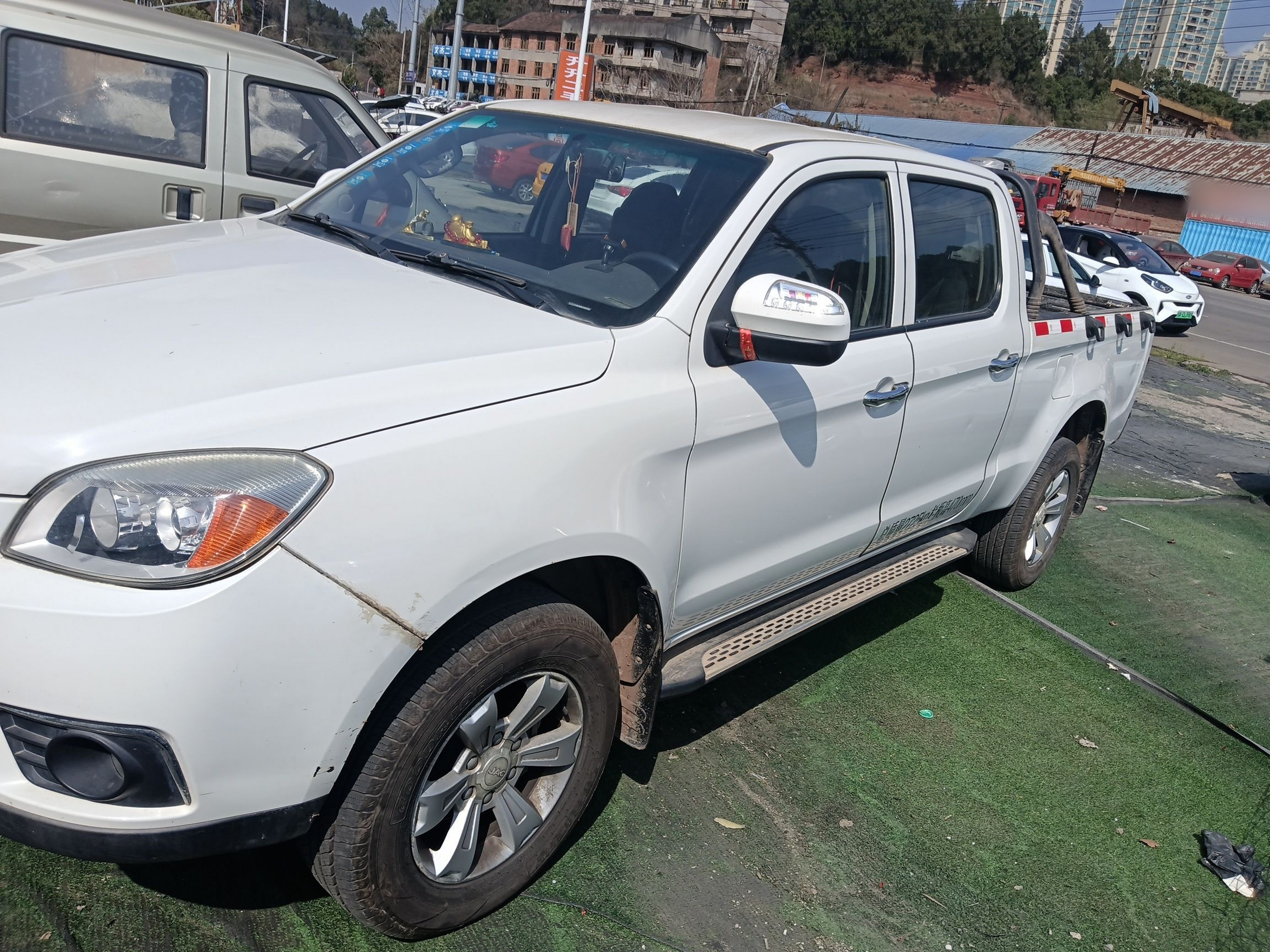 Под передней частью автомобиля