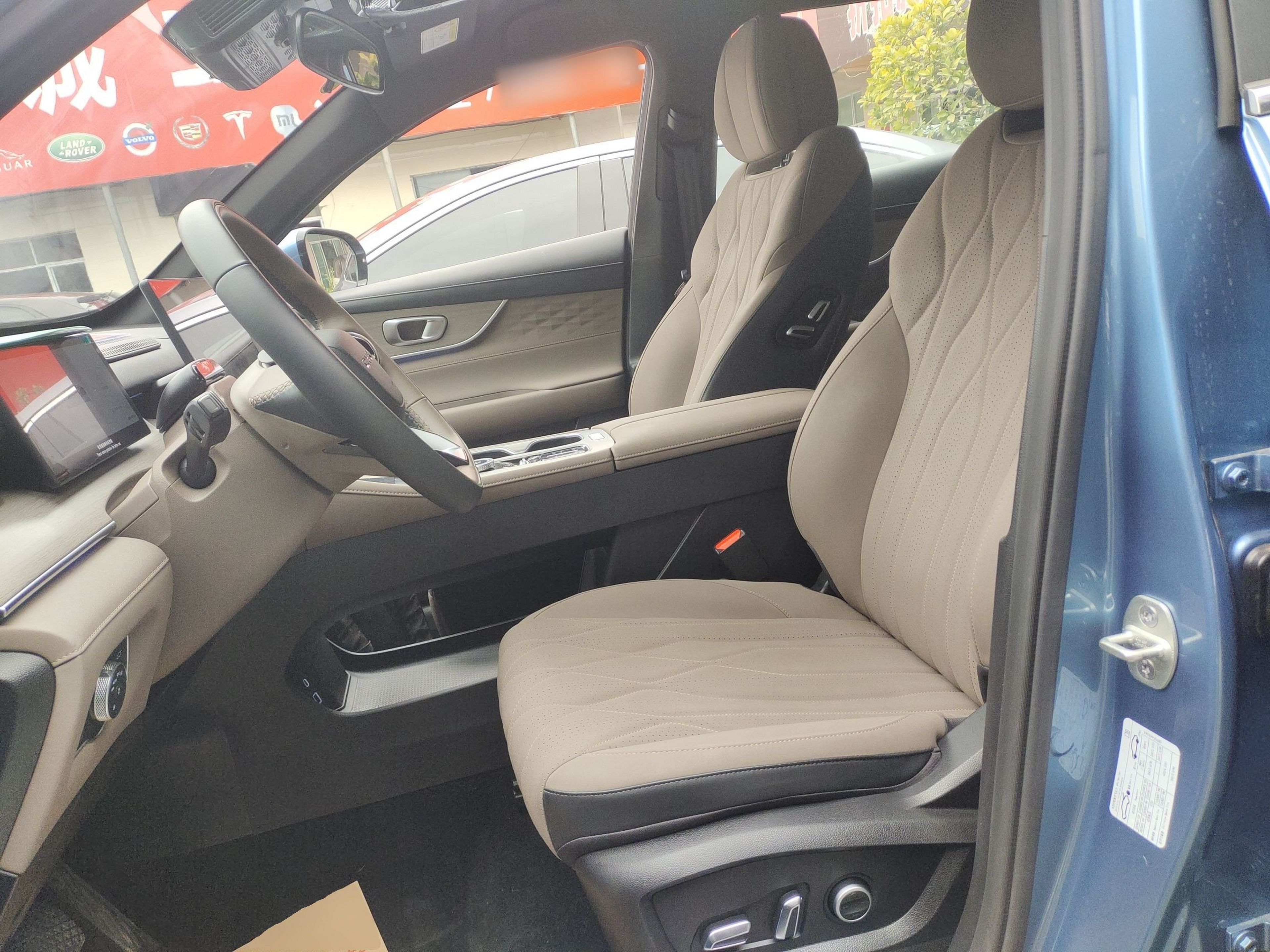 المقاعد الأمامية داخل السيارة