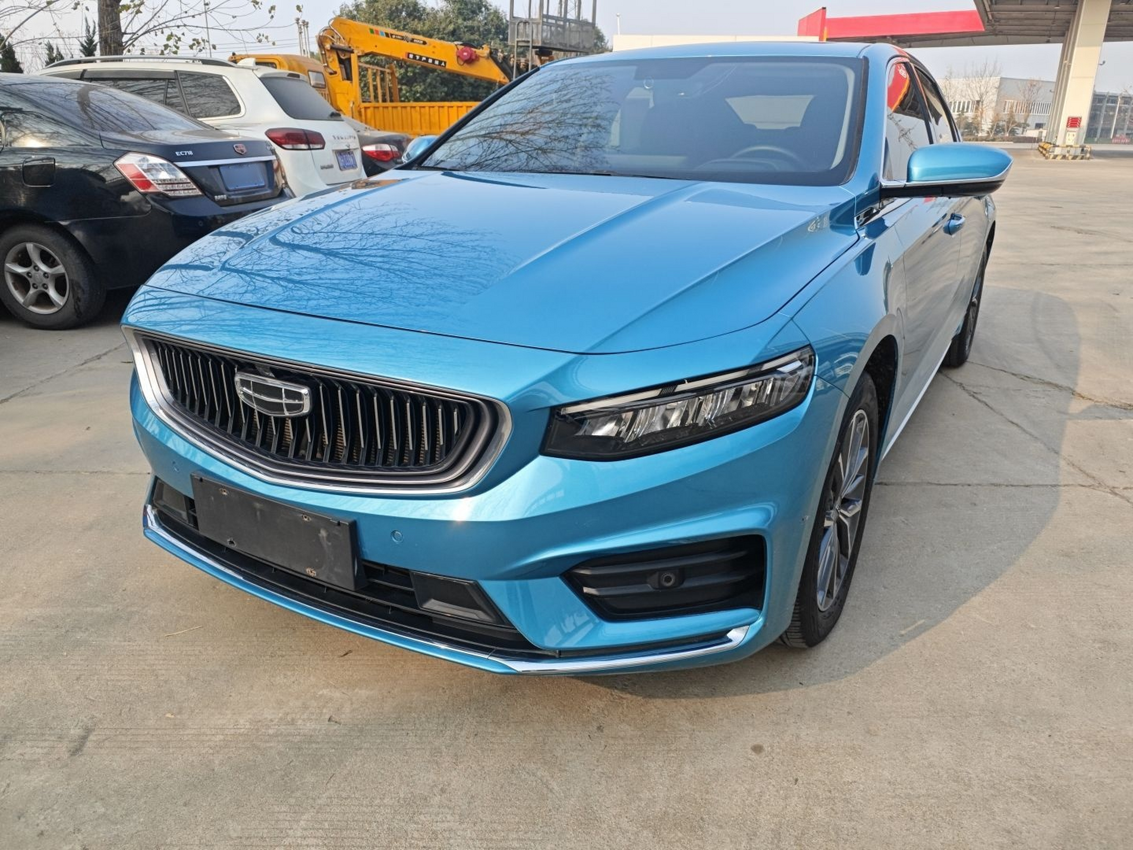 تحت مقدمة السيارة