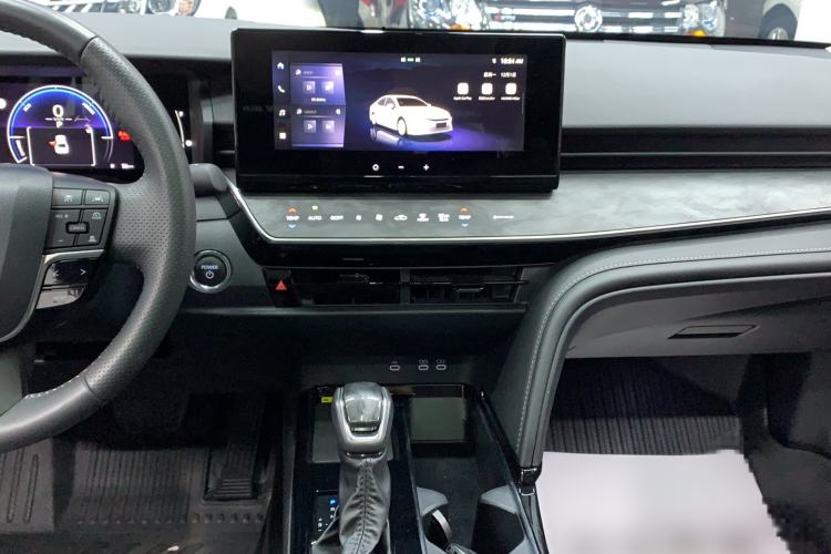 Used Toyota Camry 2024 Dual-Motor 2.0 HGVP Luxury Edition
