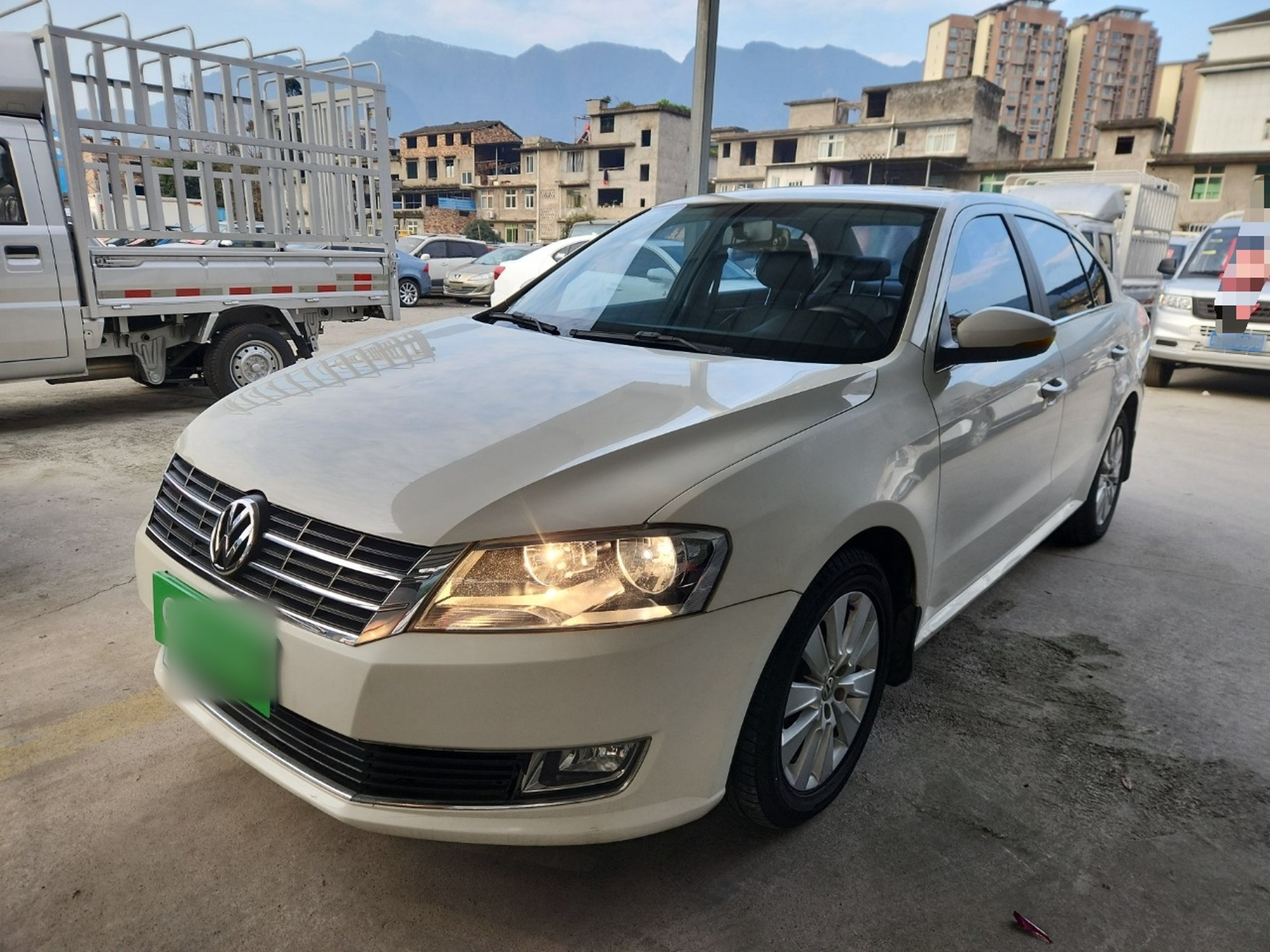 تحت مقدمة السيارة