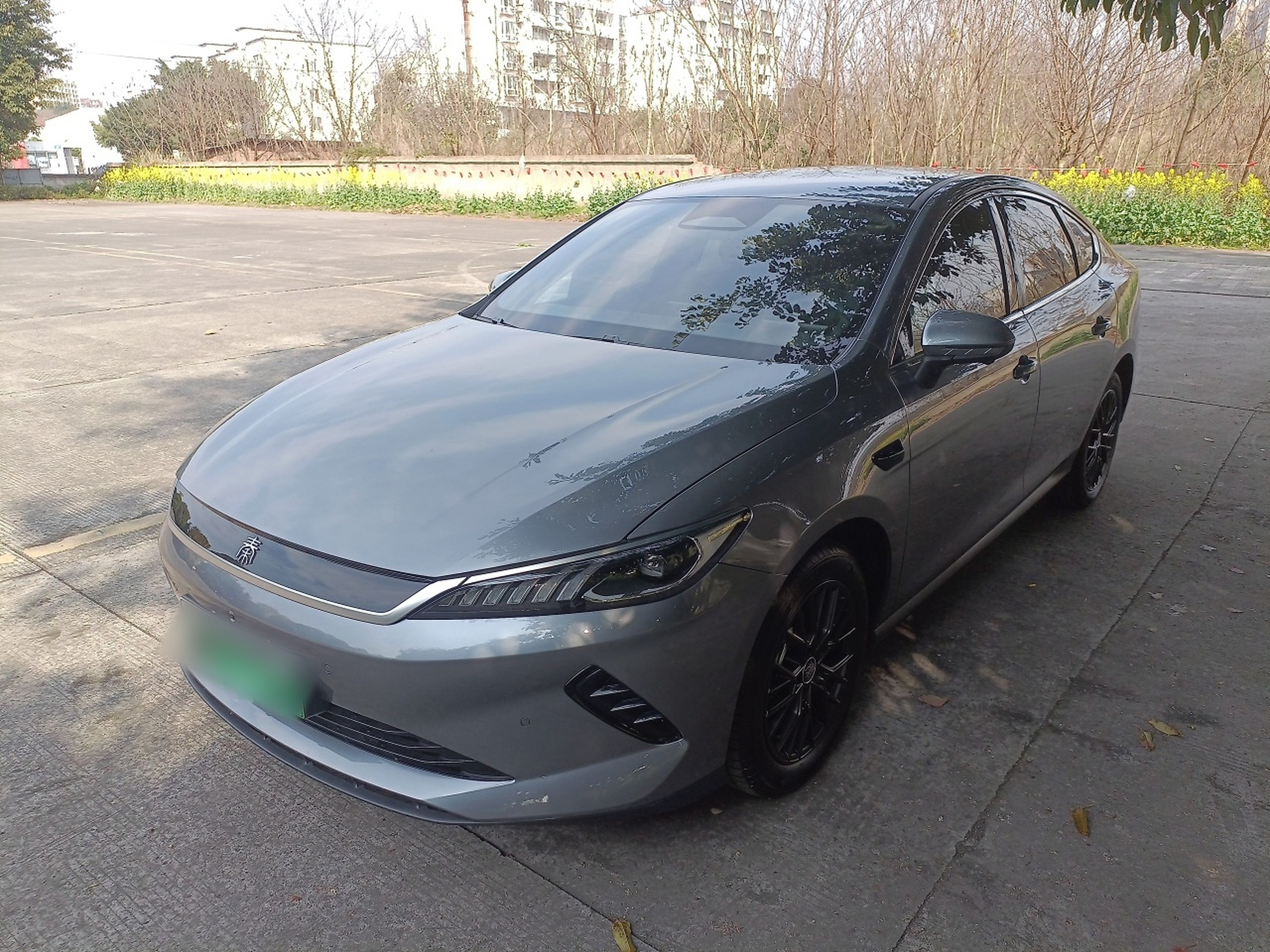 Под передней частью автомобиля