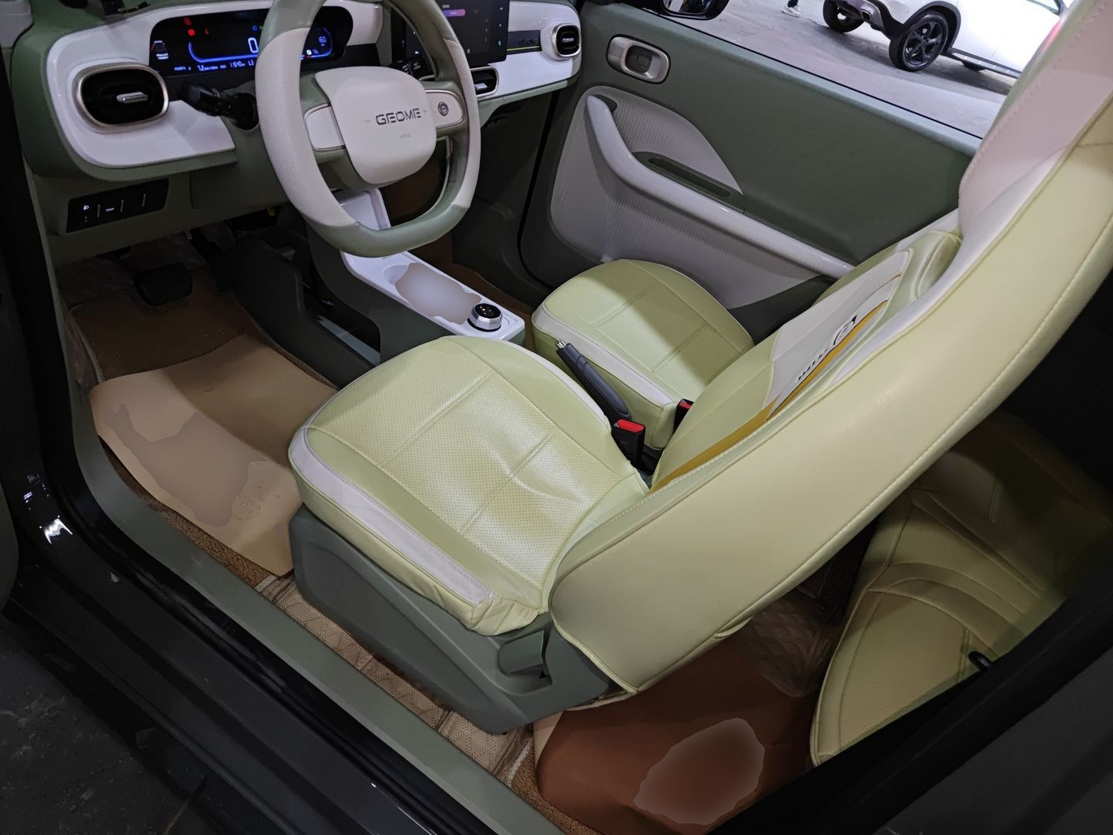 Переднее сиденье в автомобиле