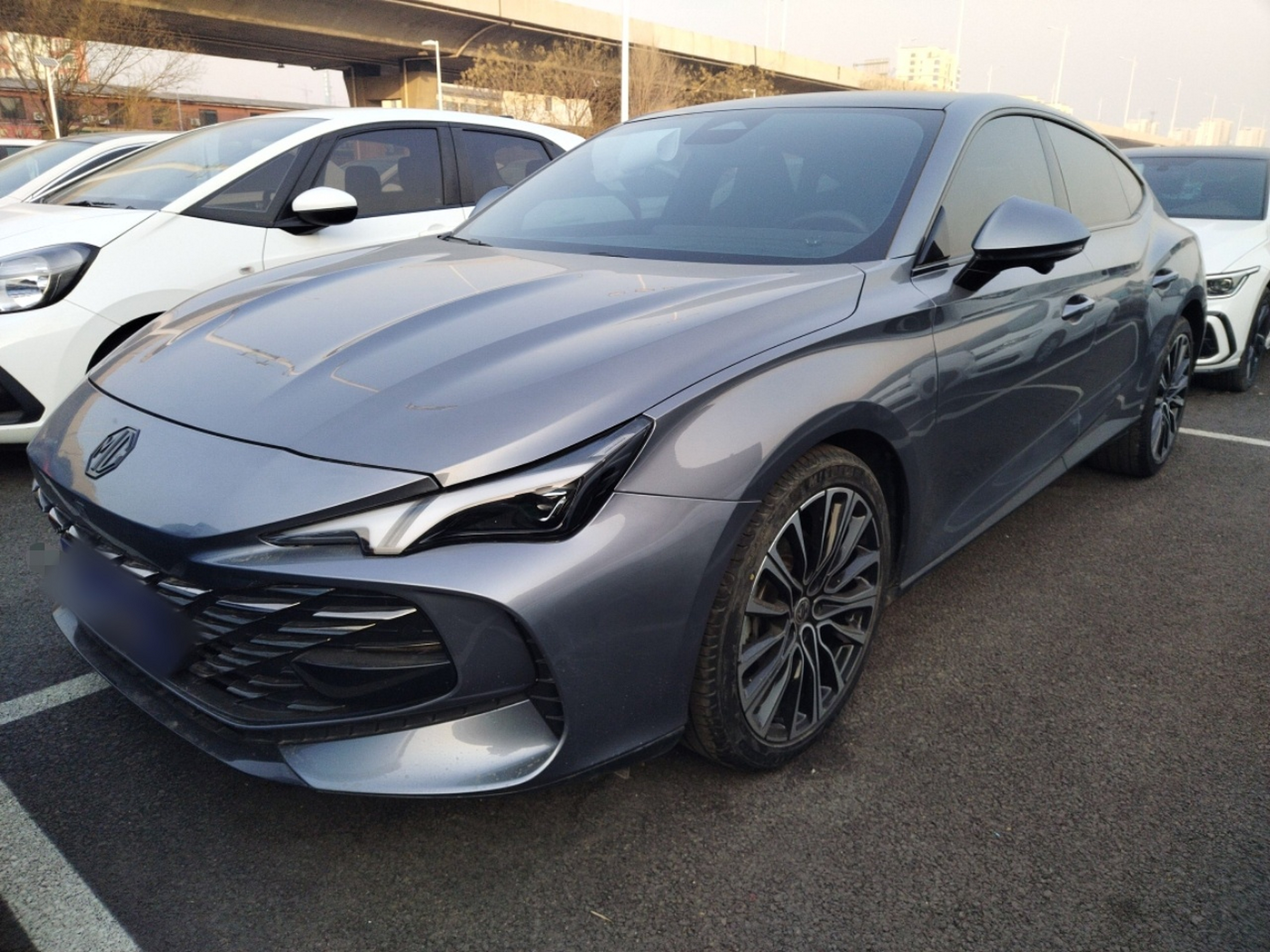 تحت مقدمة السيارة