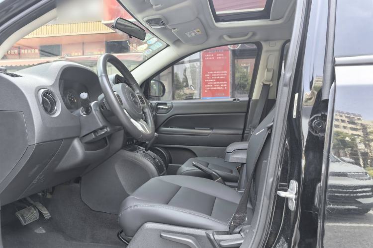 Used  Compass 2014 2.0L two-wheel drive sport version
