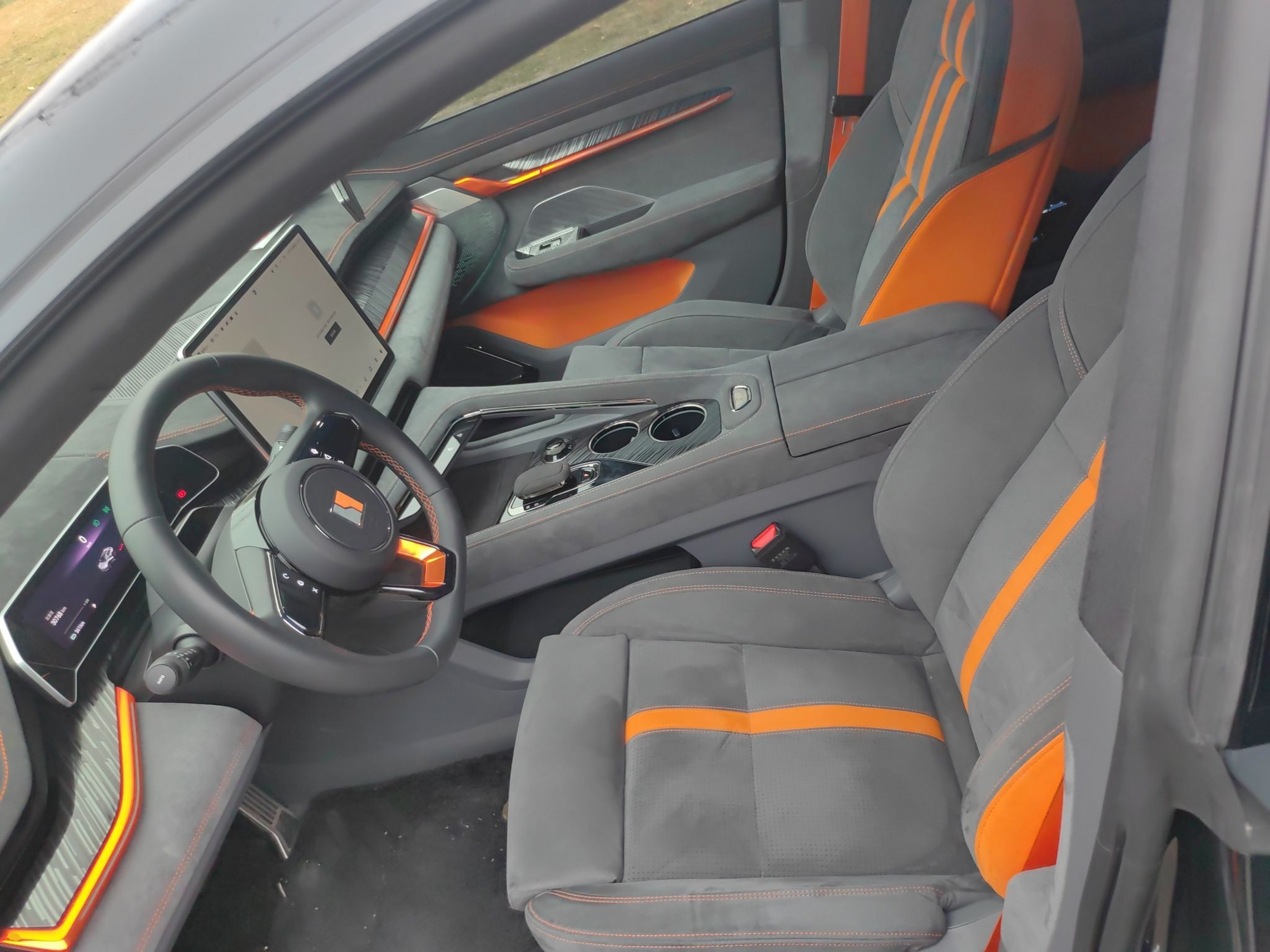 Переднее сиденье в автомобиле