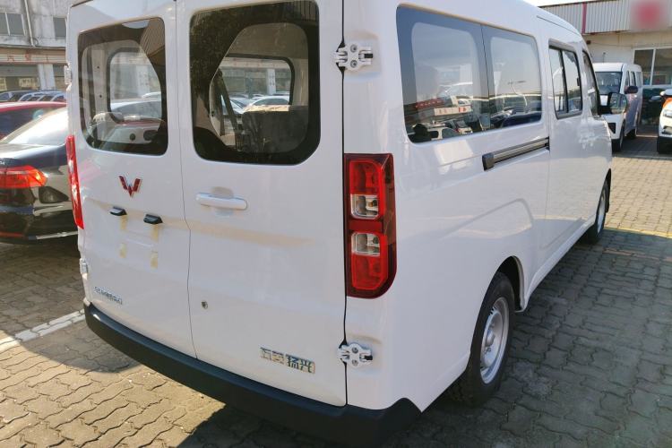 Used Wuling Yangguang 2024 300KM Comfort Version Passenger Van 75kW