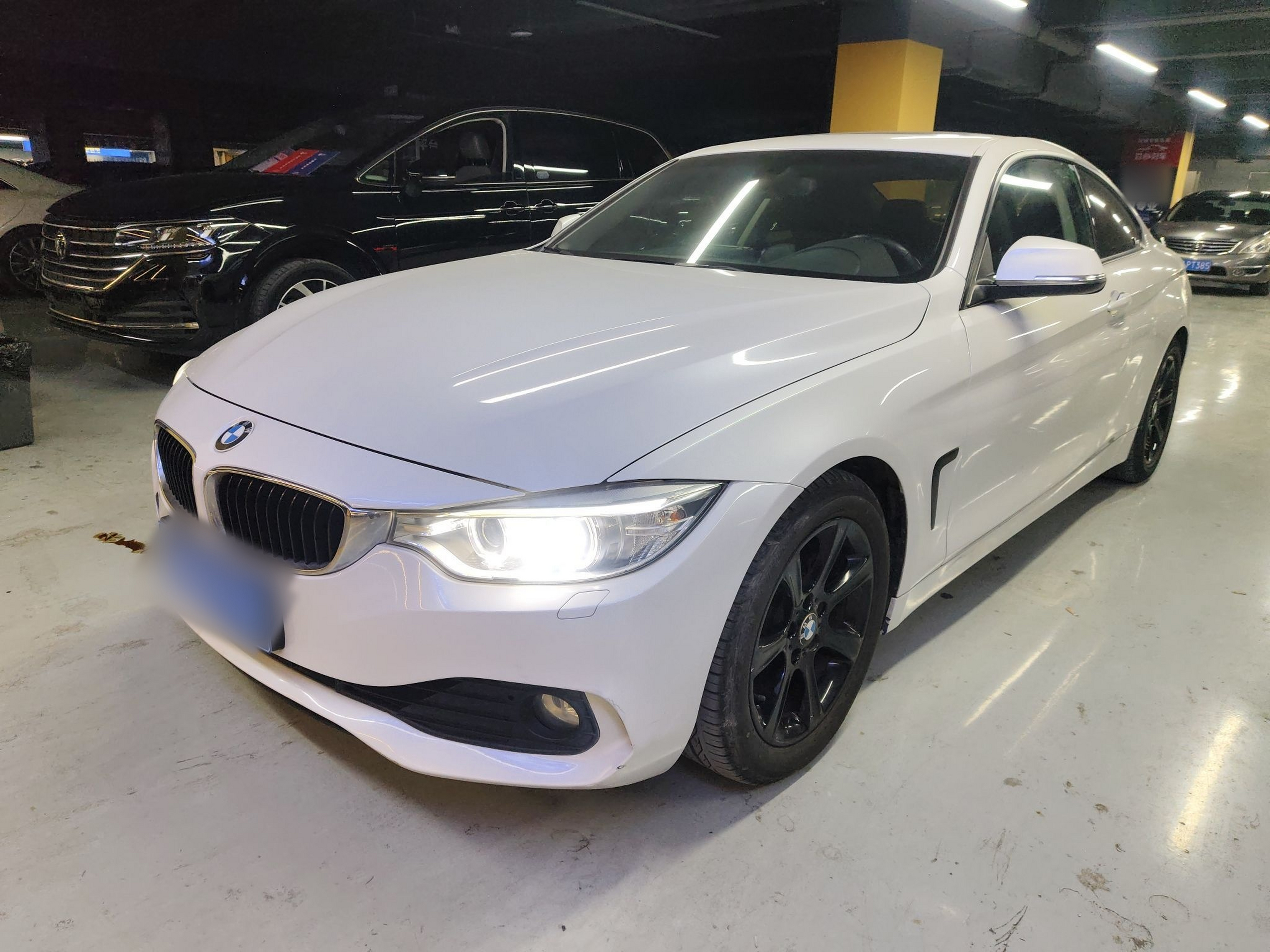 تحت مقدمة السيارة