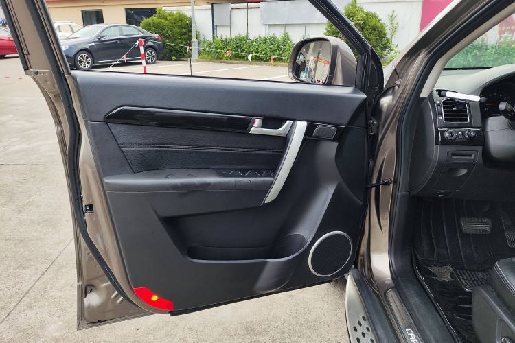 Used Chevrolet Captiva 2015 2.4L 4x4 Flagship Edition 7-Seater
