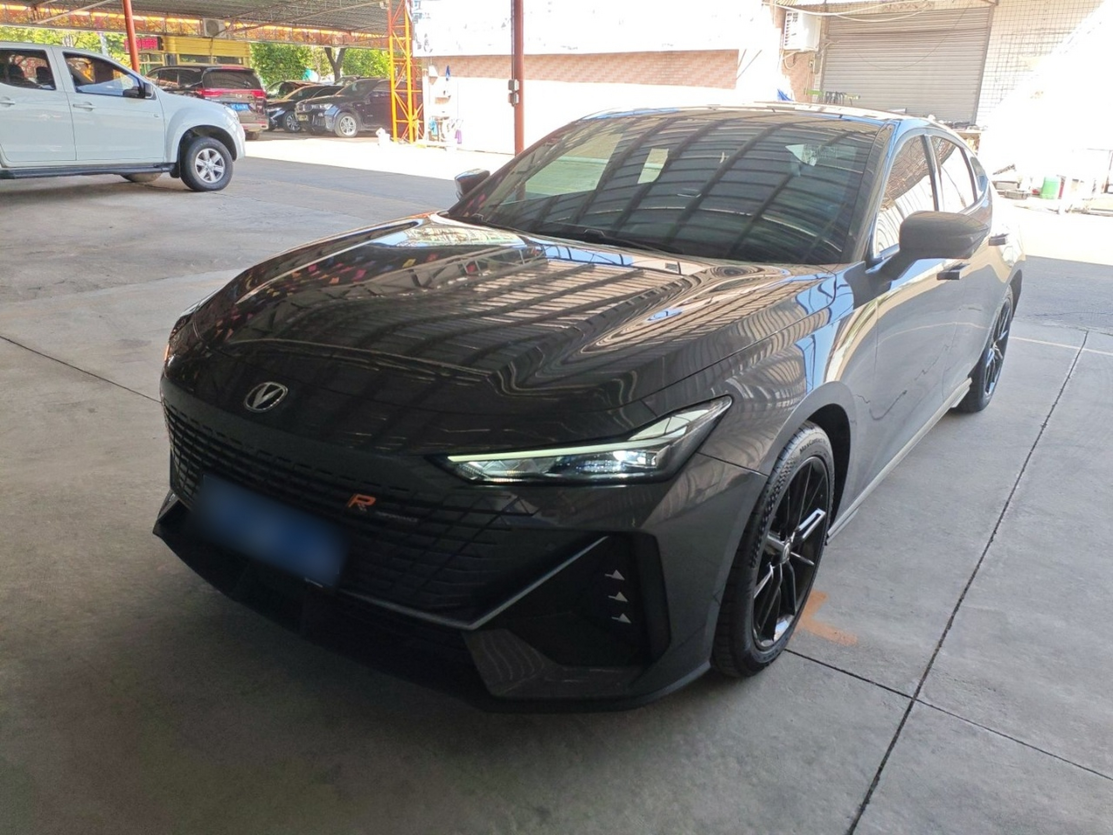 تحت مقدمة السيارة