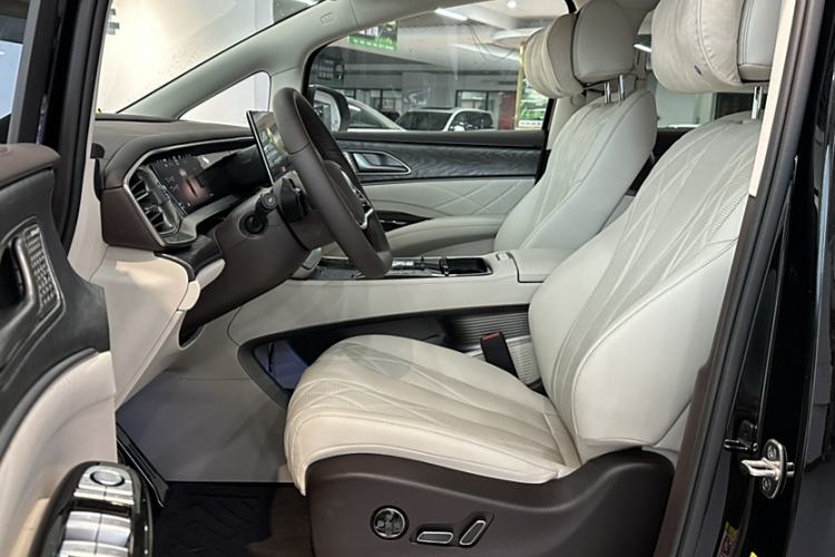 Used Denza D9 2025 DM-i Smart Drive 1020 Four-Wheel Drive Deluxe Model
