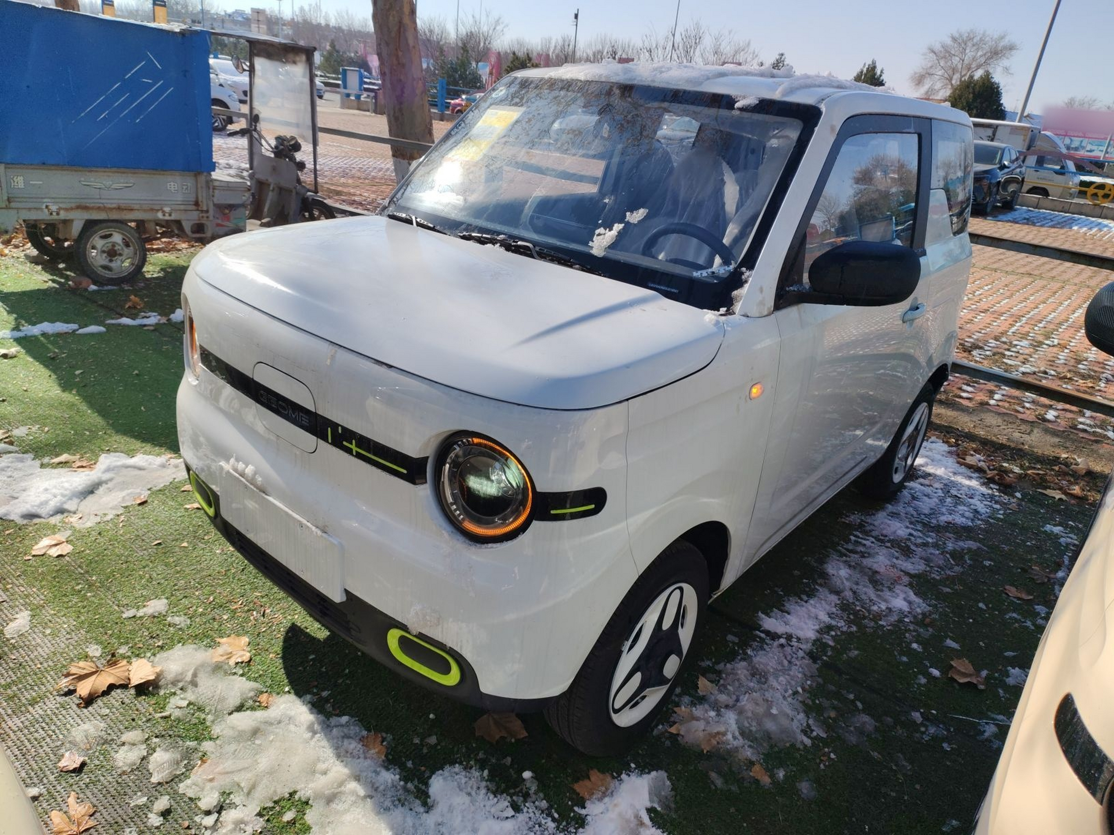 تحت مقدمة السيارة