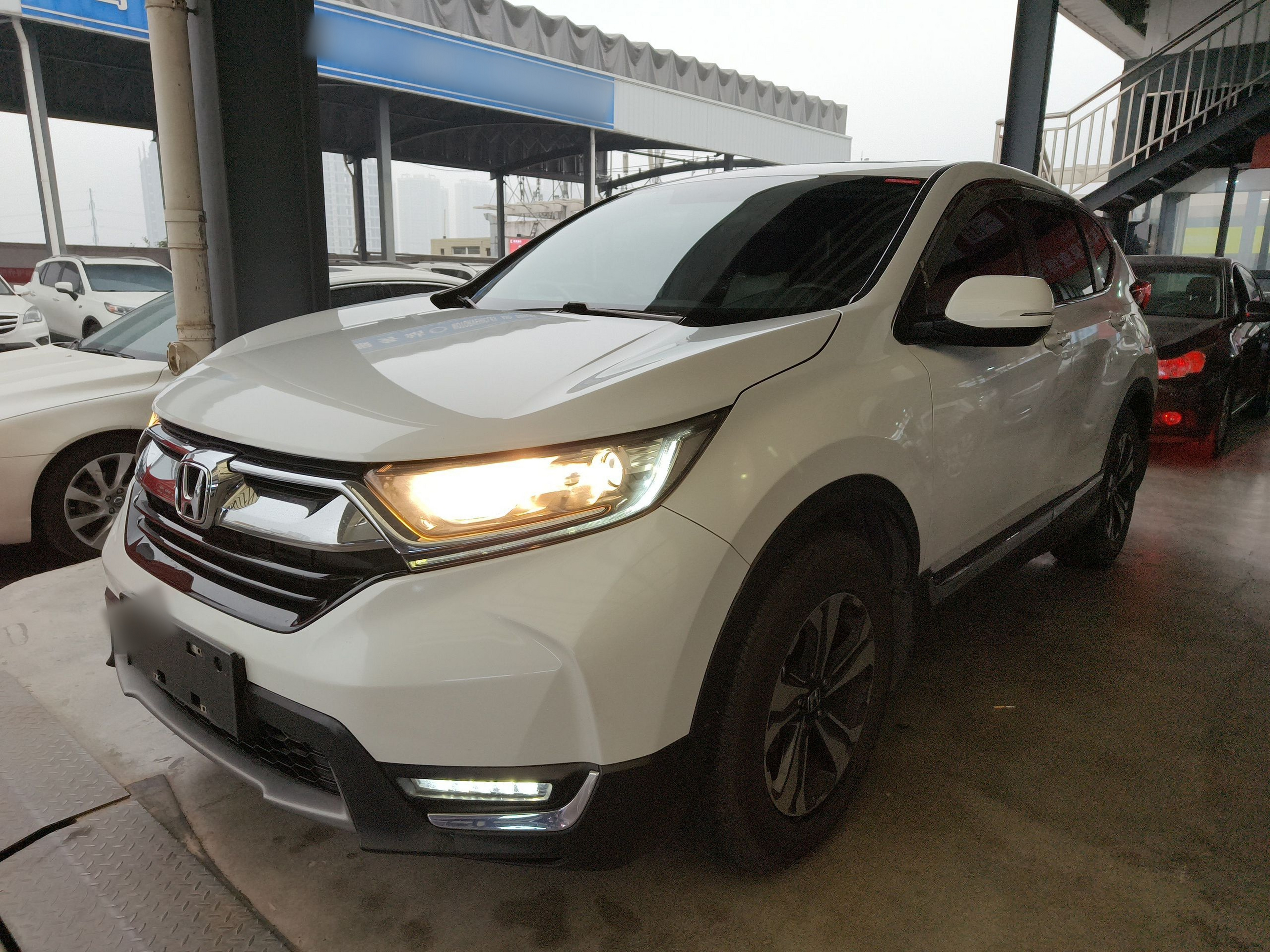 Под передней частью автомобиля