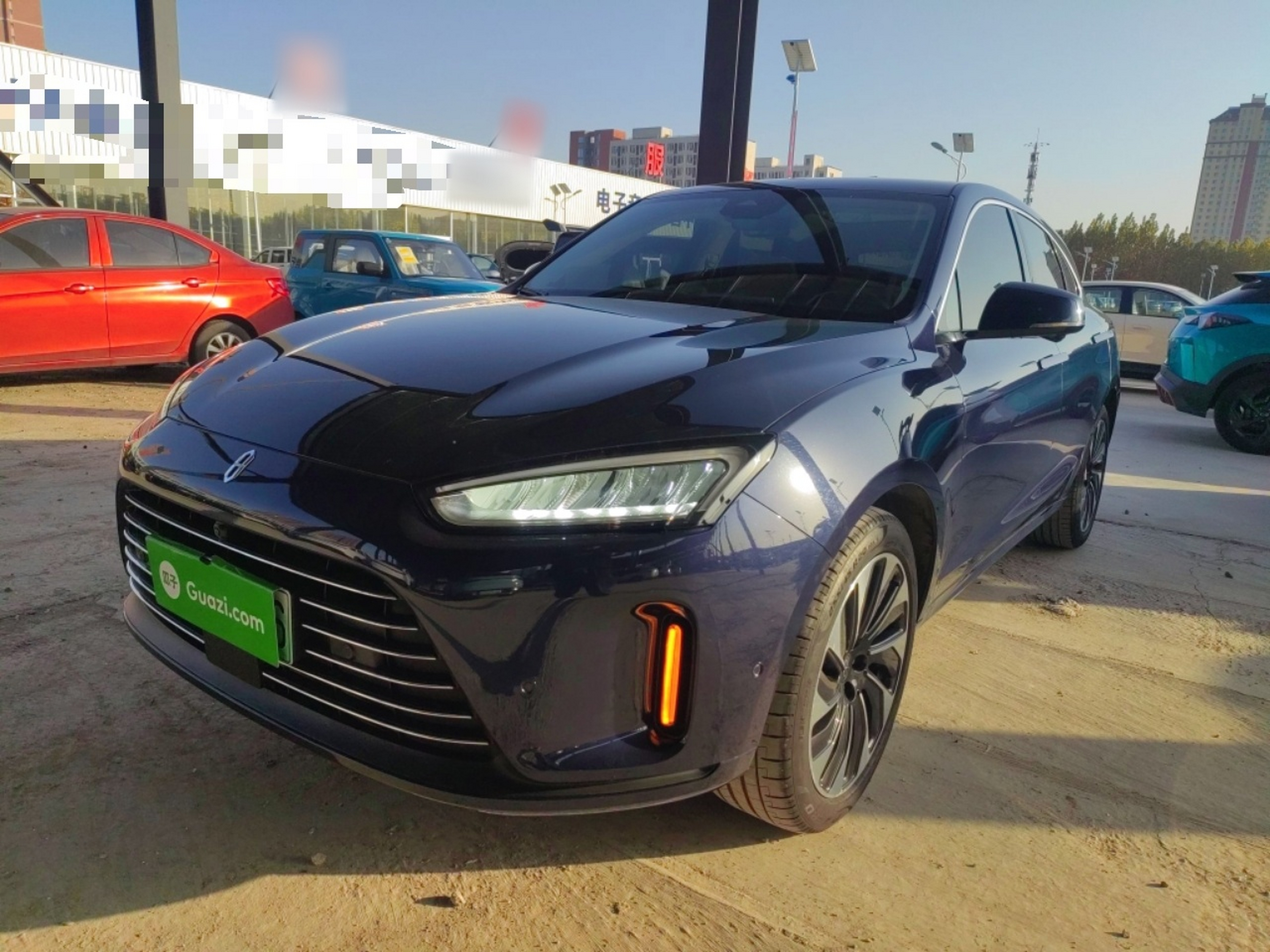 تحت مقدمة السيارة