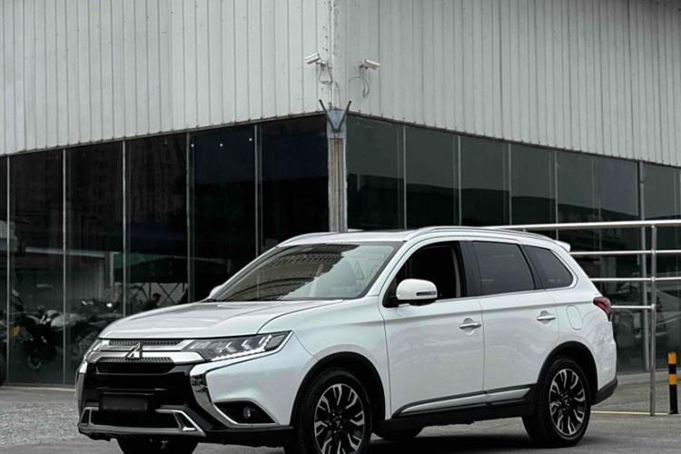 Used Mitsubishi Outlander 2019 2.4L 4x4 Zhi Xiang Edition 7 Seats China V Emission Standard
