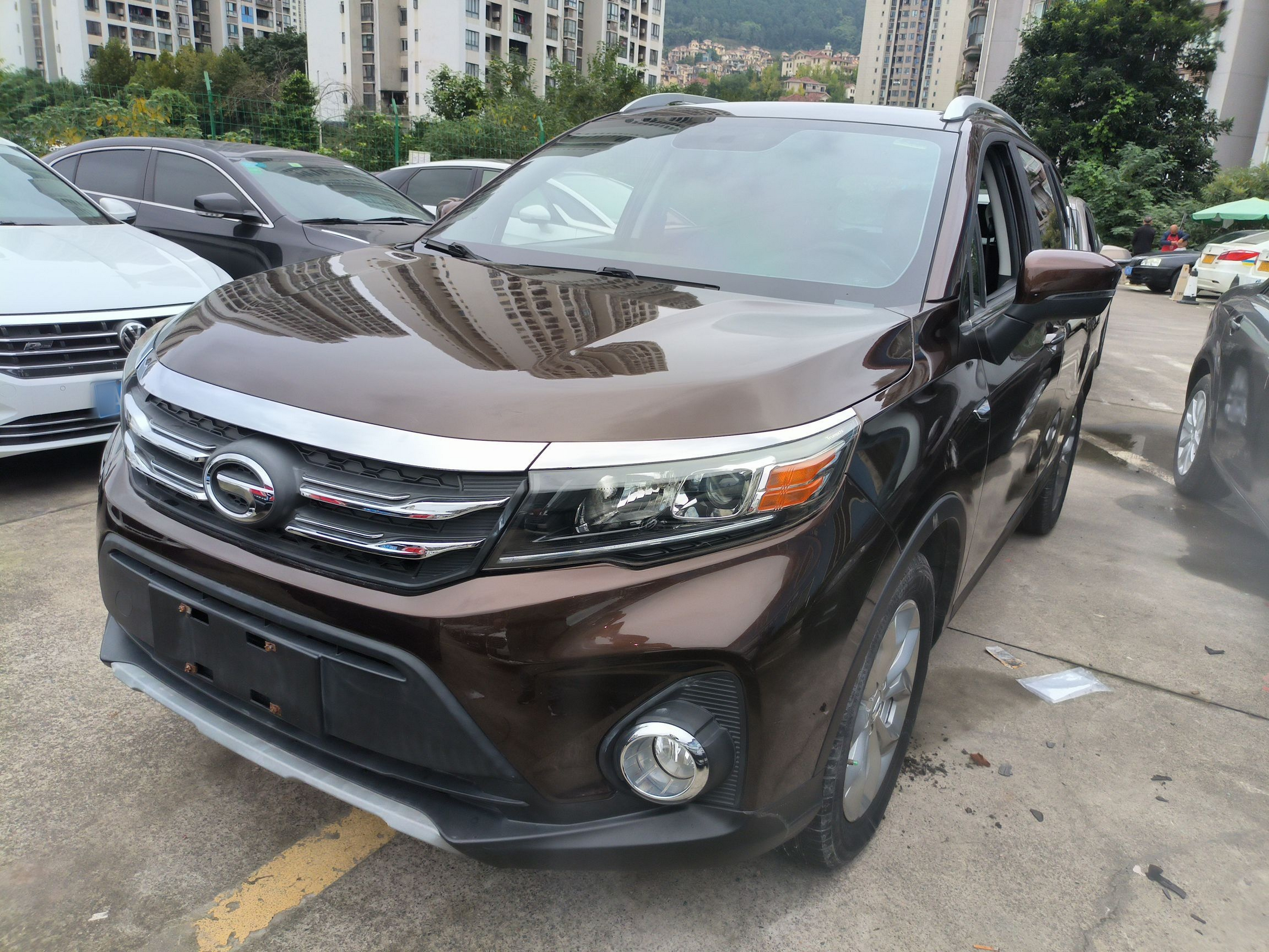 Под передней частью автомобиля